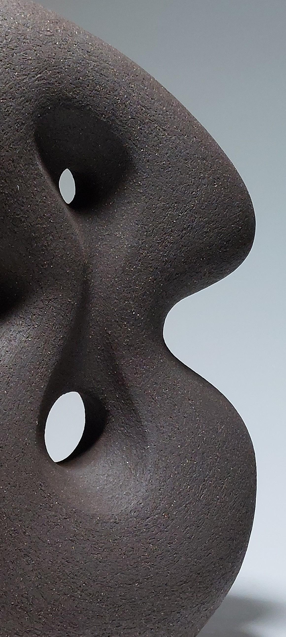 Poise - Scultura astratta in ceramica nera di Rachel Peters, Regno Unito, Non smaltata In magazzino in vendita 1