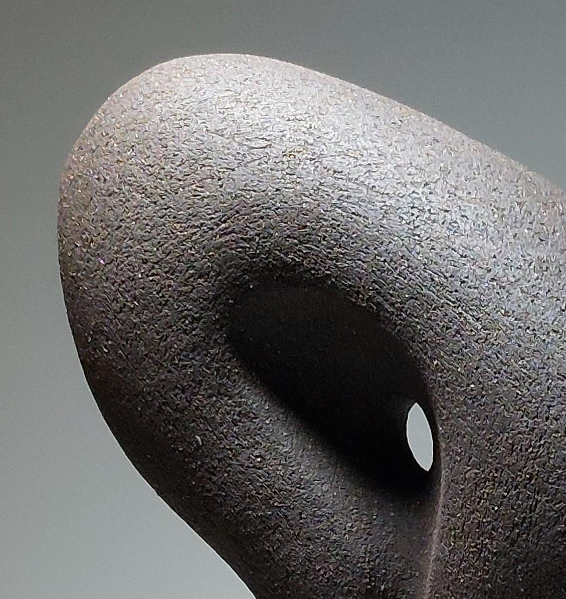 Poise - Scultura astratta in ceramica nera di Rachel Peters, Regno Unito, Non smaltata In magazzino in vendita 2