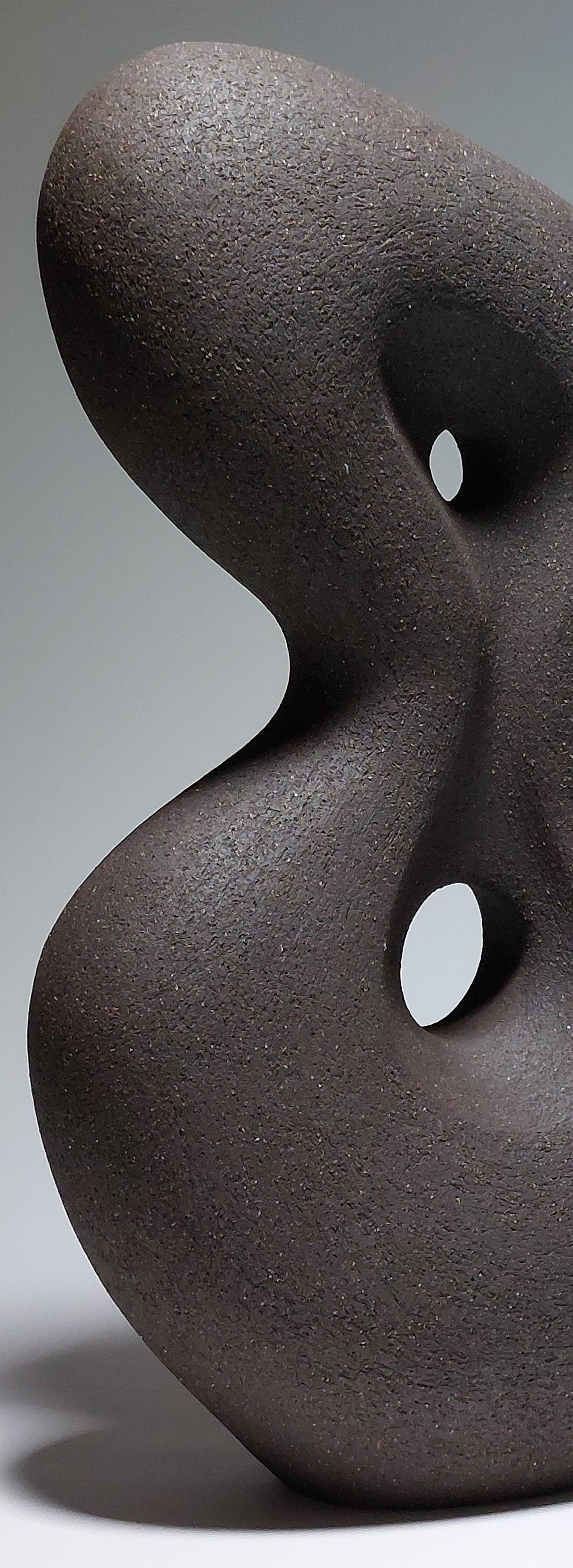 Poise - Scultura astratta in ceramica nera di Rachel Peters, Regno Unito, Non smaltata In magazzino in vendita 3