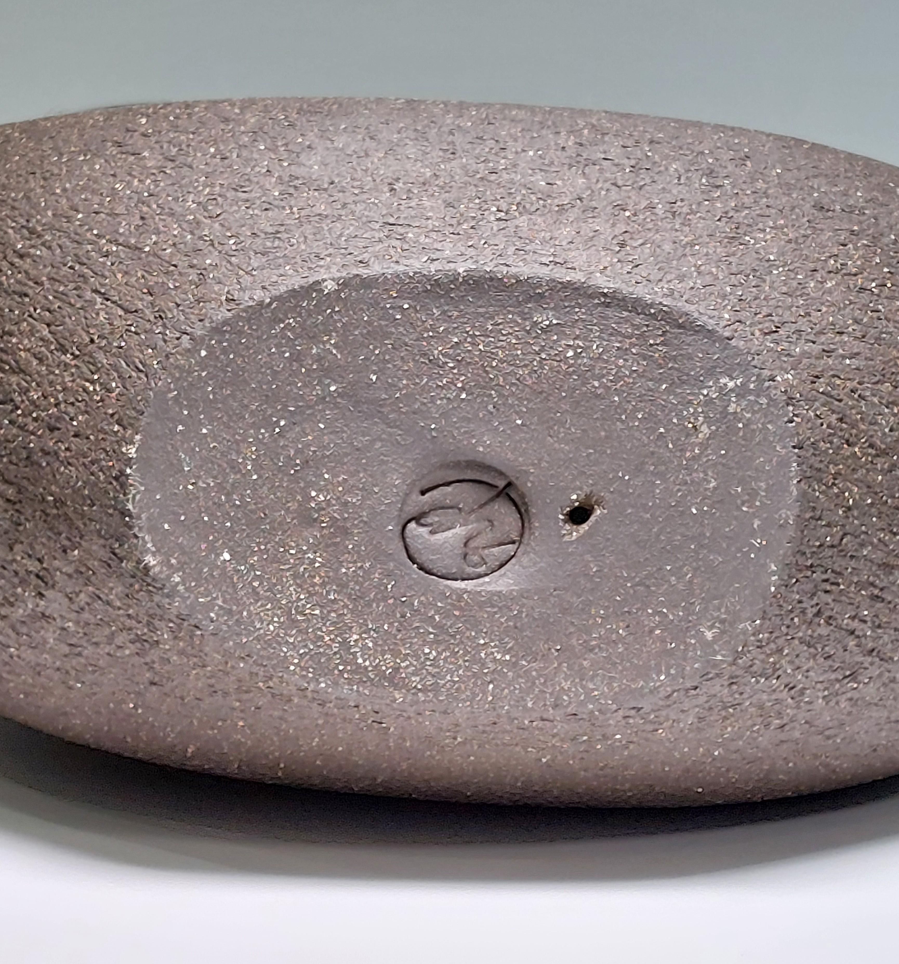 Poise - Scultura astratta in ceramica nera di Rachel Peters, Regno Unito, Non smaltata In magazzino in vendita 4