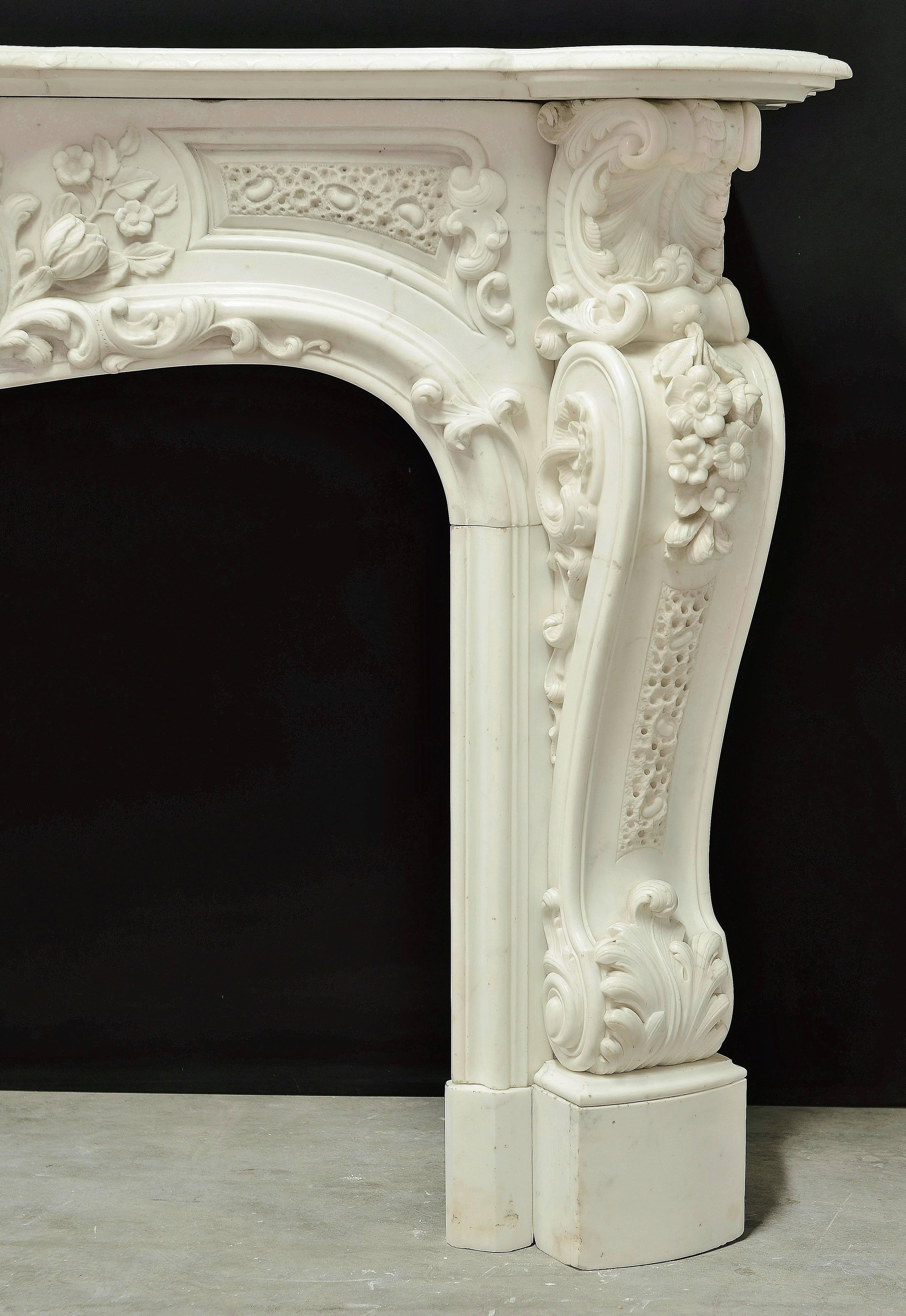 Beautiful, Highly Ornated Floral White Marble Louis XV Fireplace Mantel In Good Condition In Haarlem, Noord-Holland