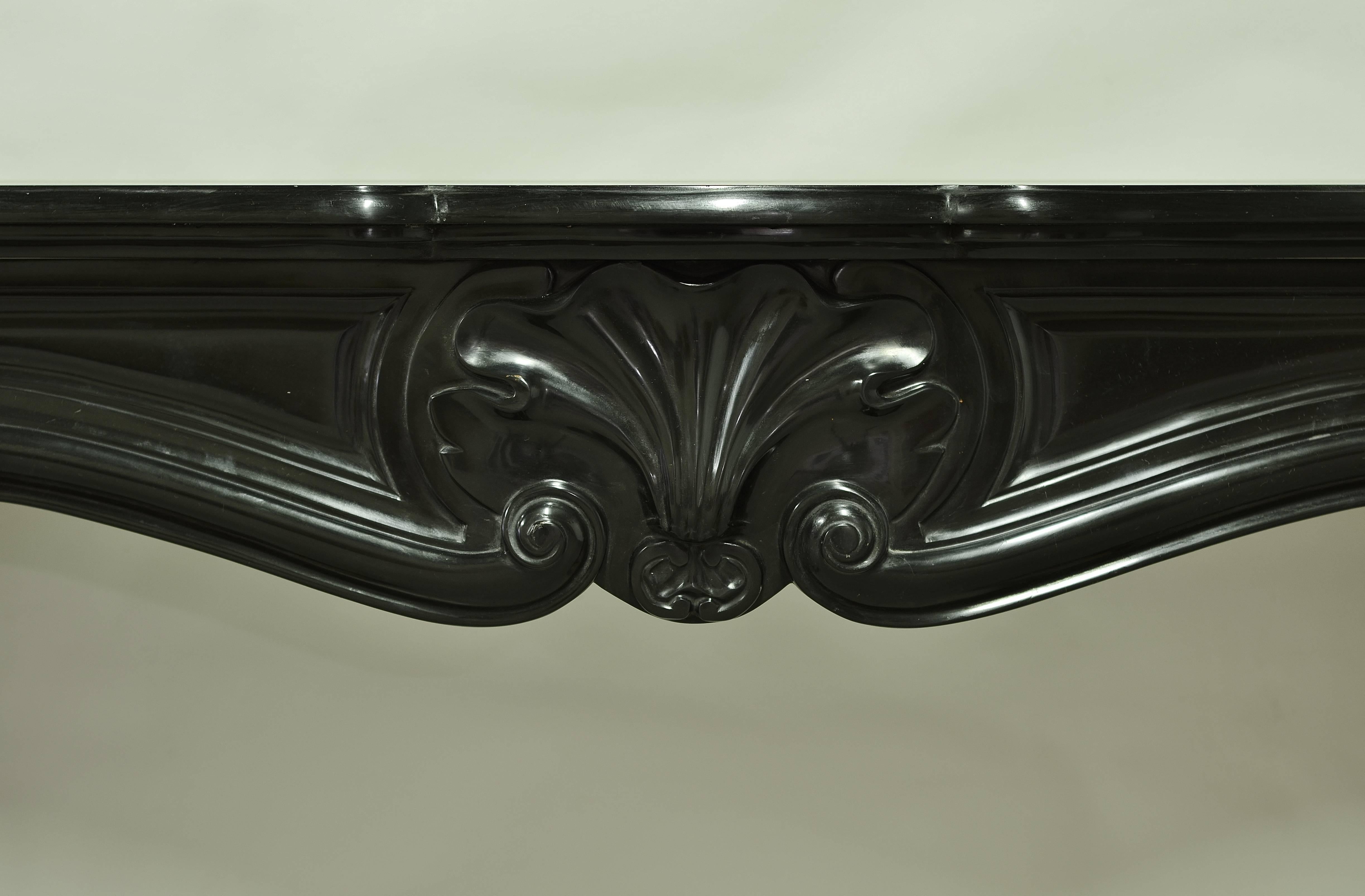 Beautiful 19th century Louis XV fireplace, the deep black marble is in perfect original condition.
Ready to be shipped and installed. 

Opening measurements: 35.4 x 39.9 inch (height x width).