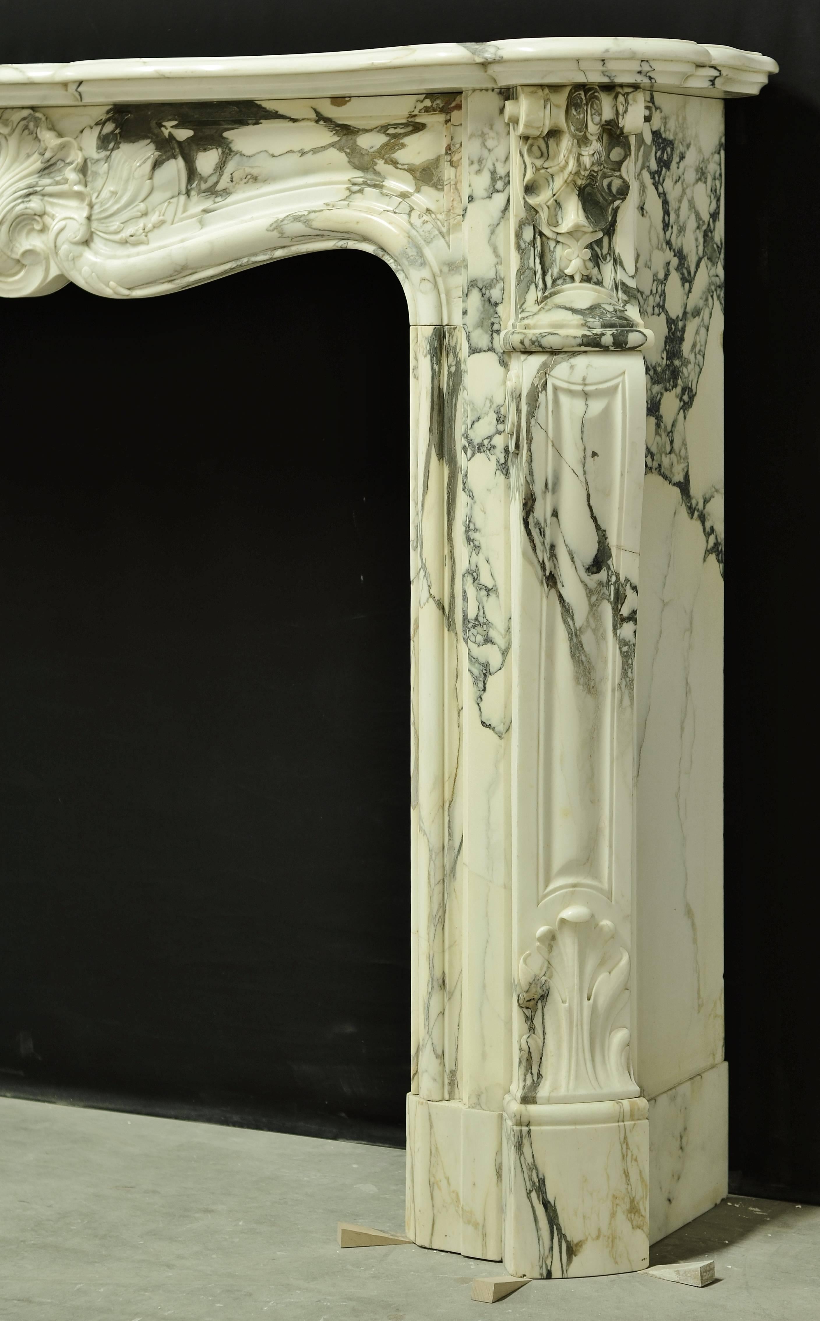 19th Century Marble Louis XV Fireplace Mantel from France In Excellent Condition In Haarlem, Noord-Holland