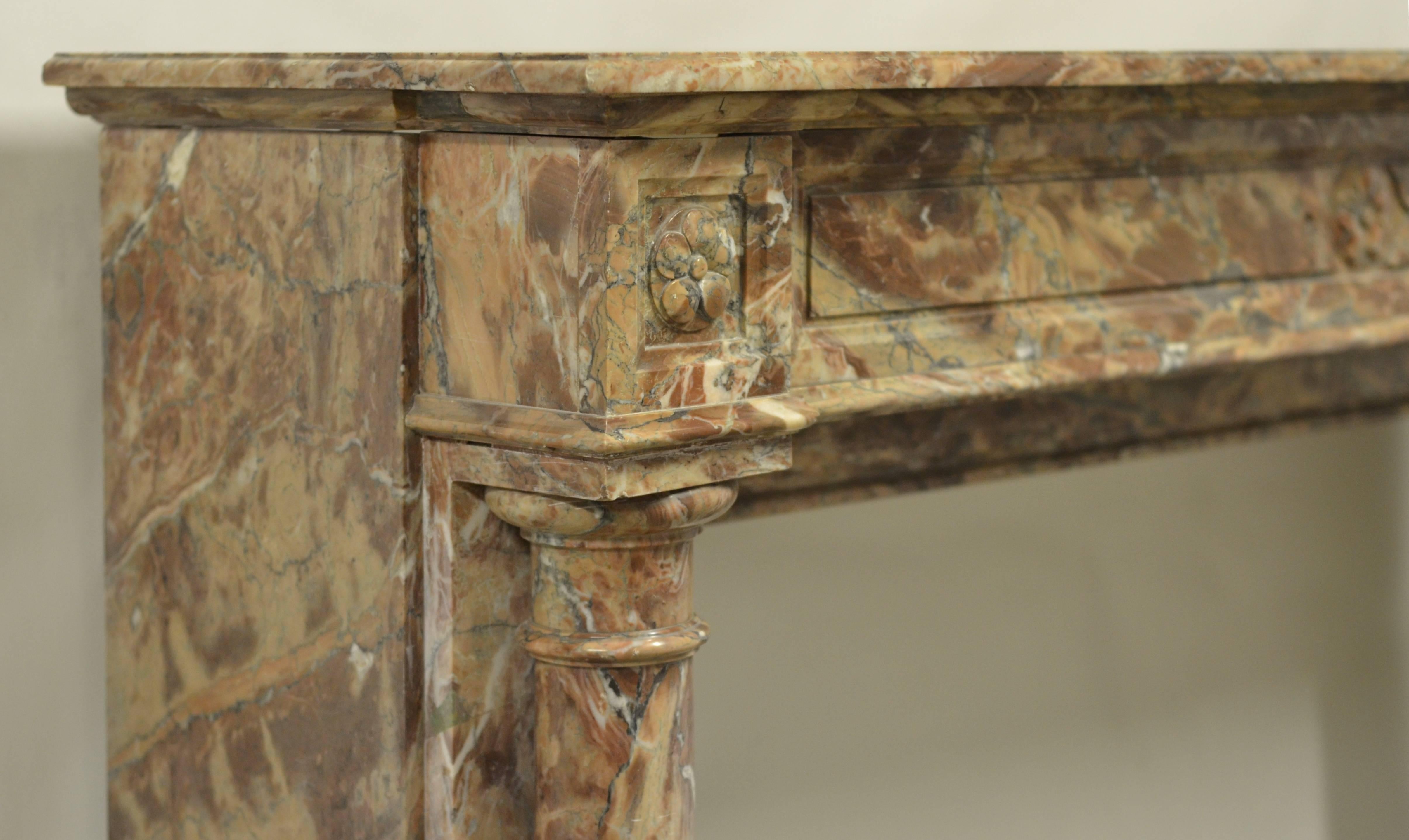 19th Century French Marble Louis XVI Fireplace Mantel with Pillars In Excellent Condition In Haarlem, Noord-Holland