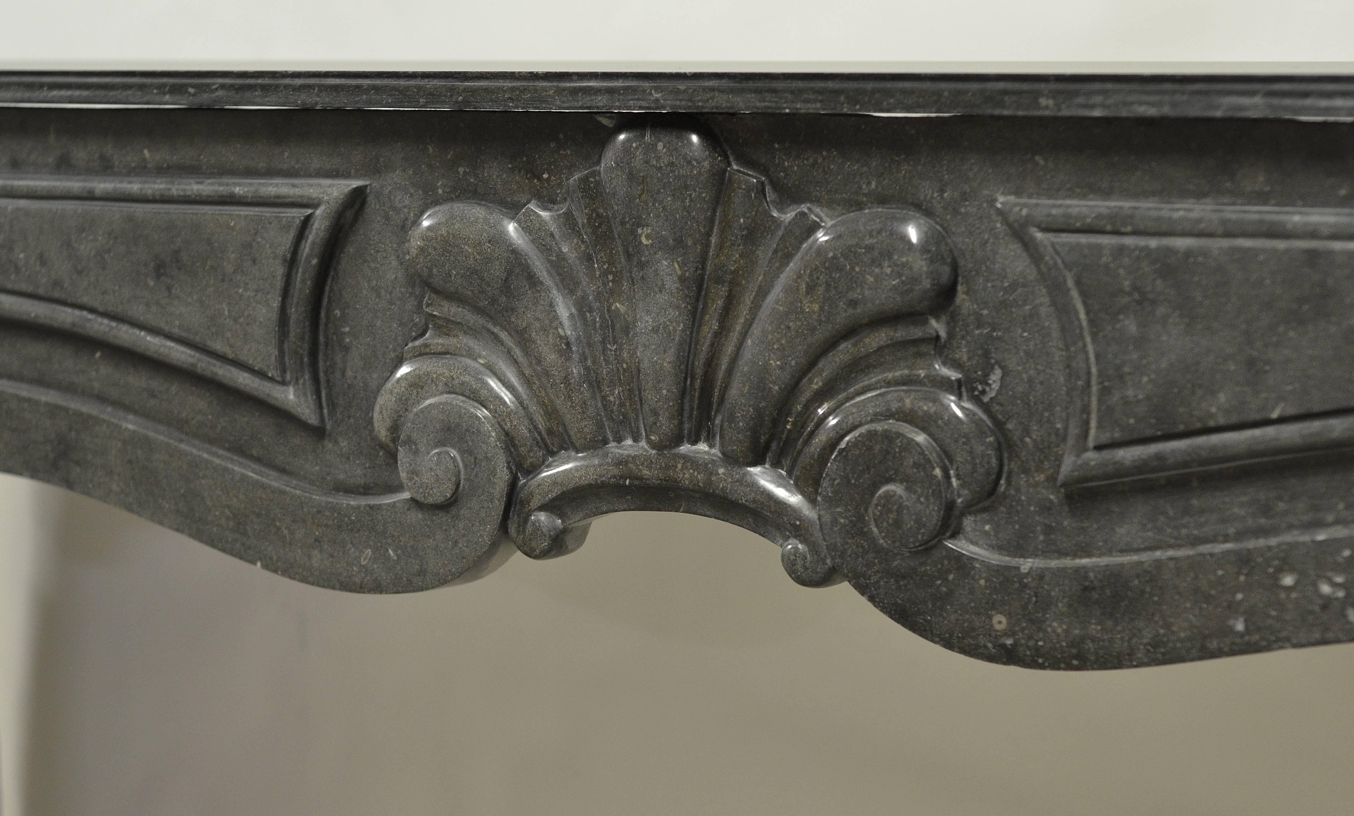 Beautiful, large and simplistic 18th Century Dutch Louis XIV fireplace mantel in Belgian Bleu fossil stone.
Great original patina.

 Opening measurements: 40.9 x 62.9 inch (height x width).