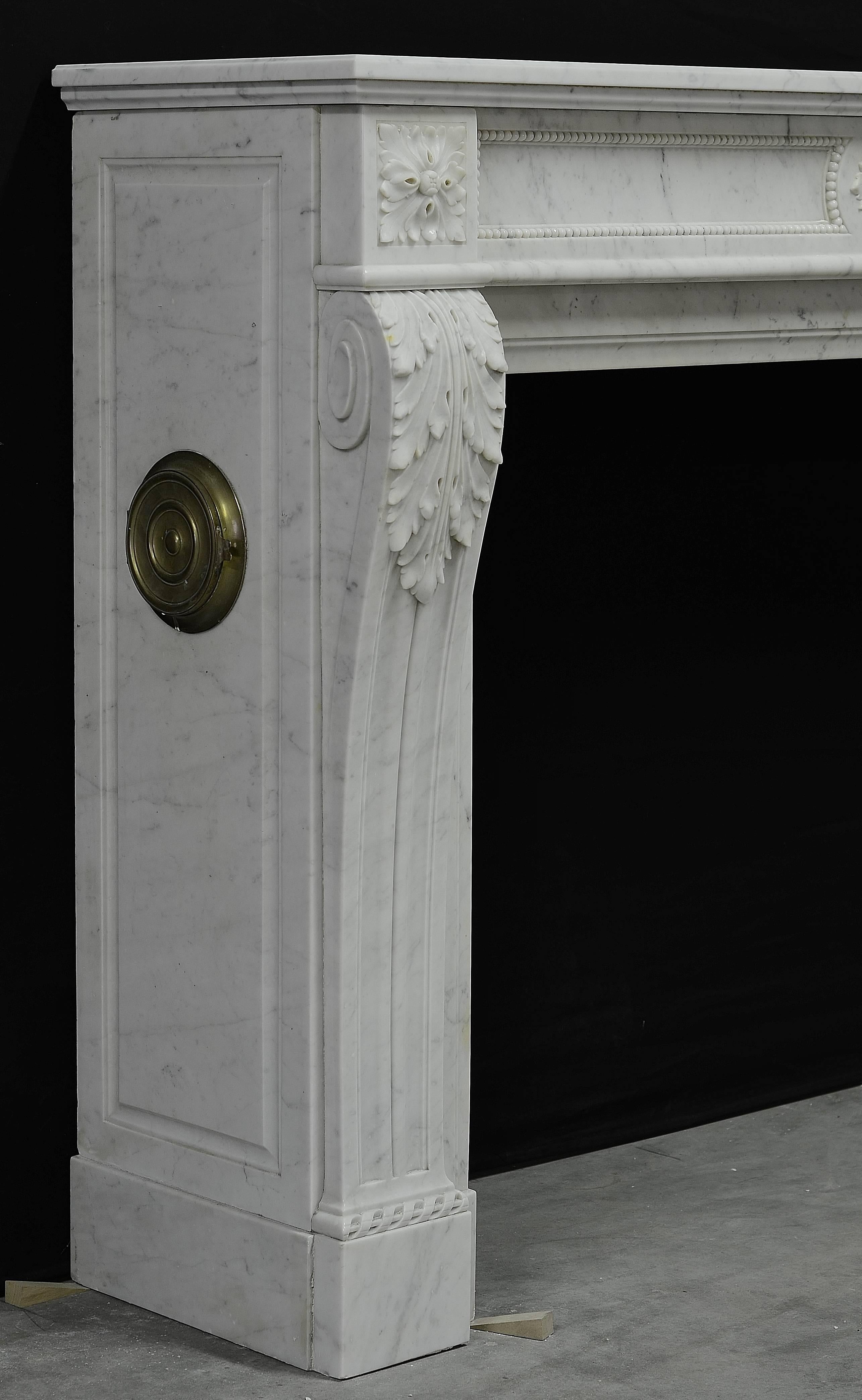 Stylish French Louis XVI Fireplace in Carrara White Marble In Excellent Condition In Haarlem, Noord-Holland