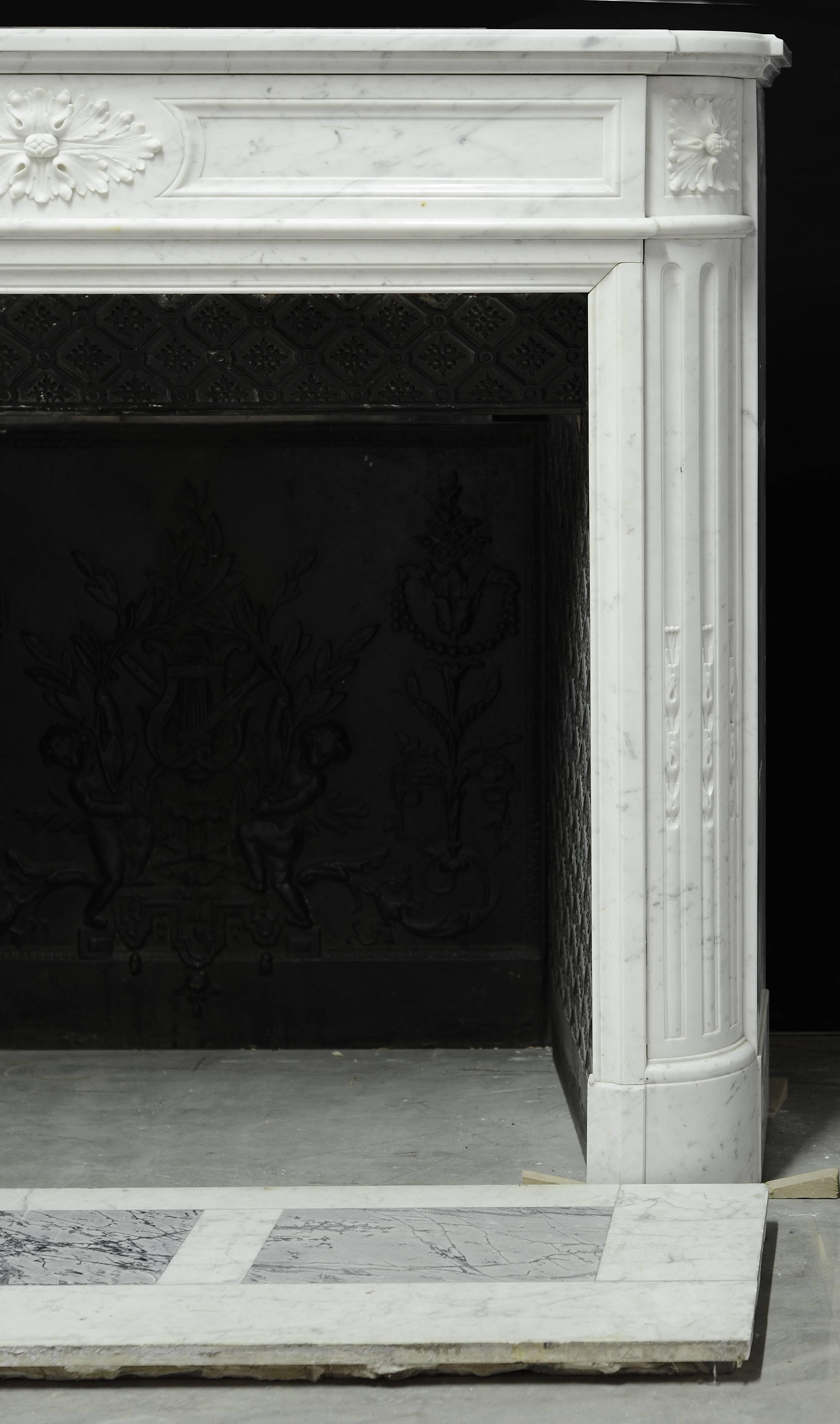 Antique Fireplace in Carara Marble, Louis XVI Style, 19th Century, Paris, France In Good Condition In Haarlem, Noord-Holland