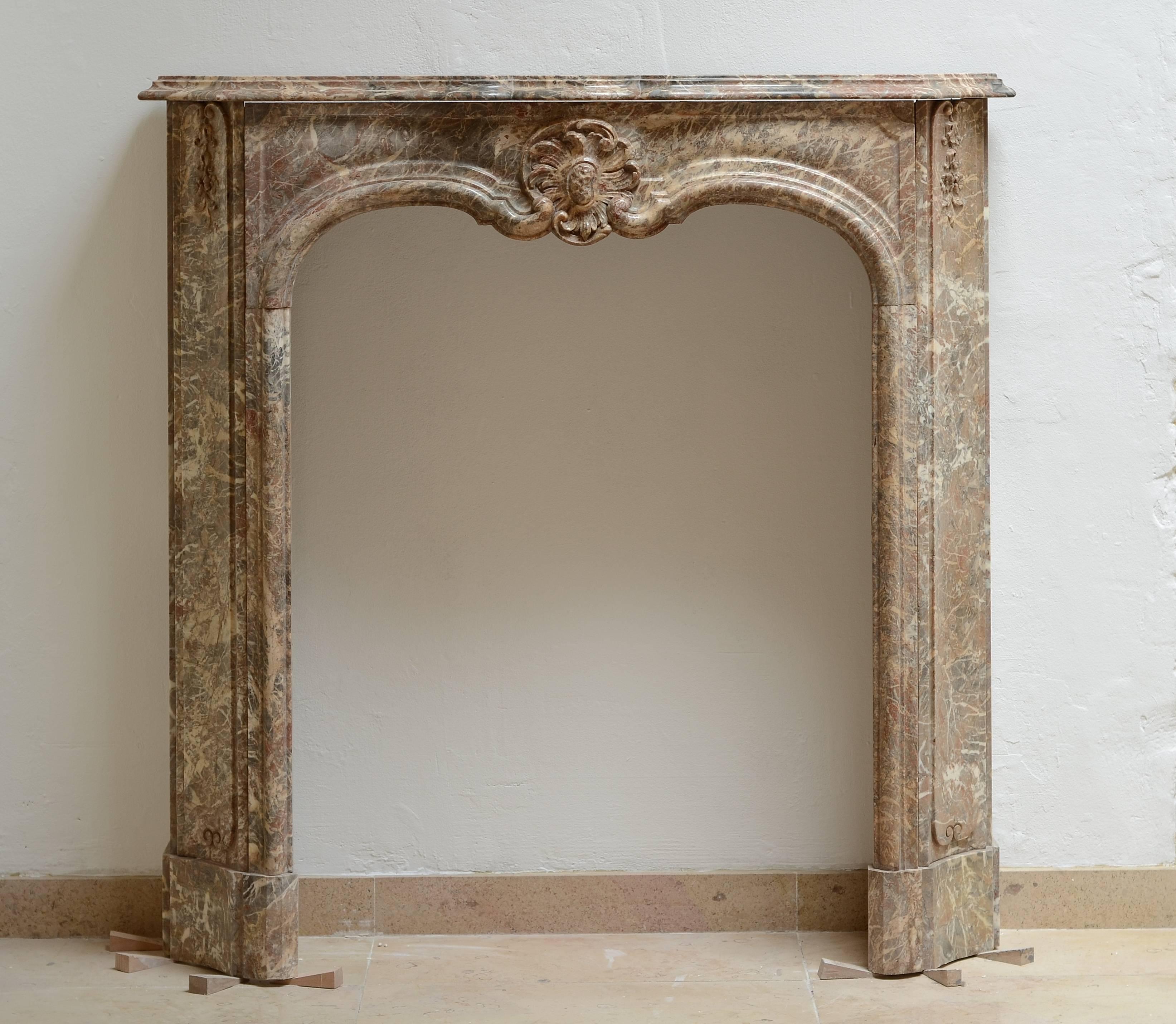 Stunning and unique little late 18th century Régence fireplace. The perfect apartment decoration!
This mantelpiece is made from the finest Belgian rouge royal mable.
The foliage on both jambe are little masterpieces as is the cartouche in the center