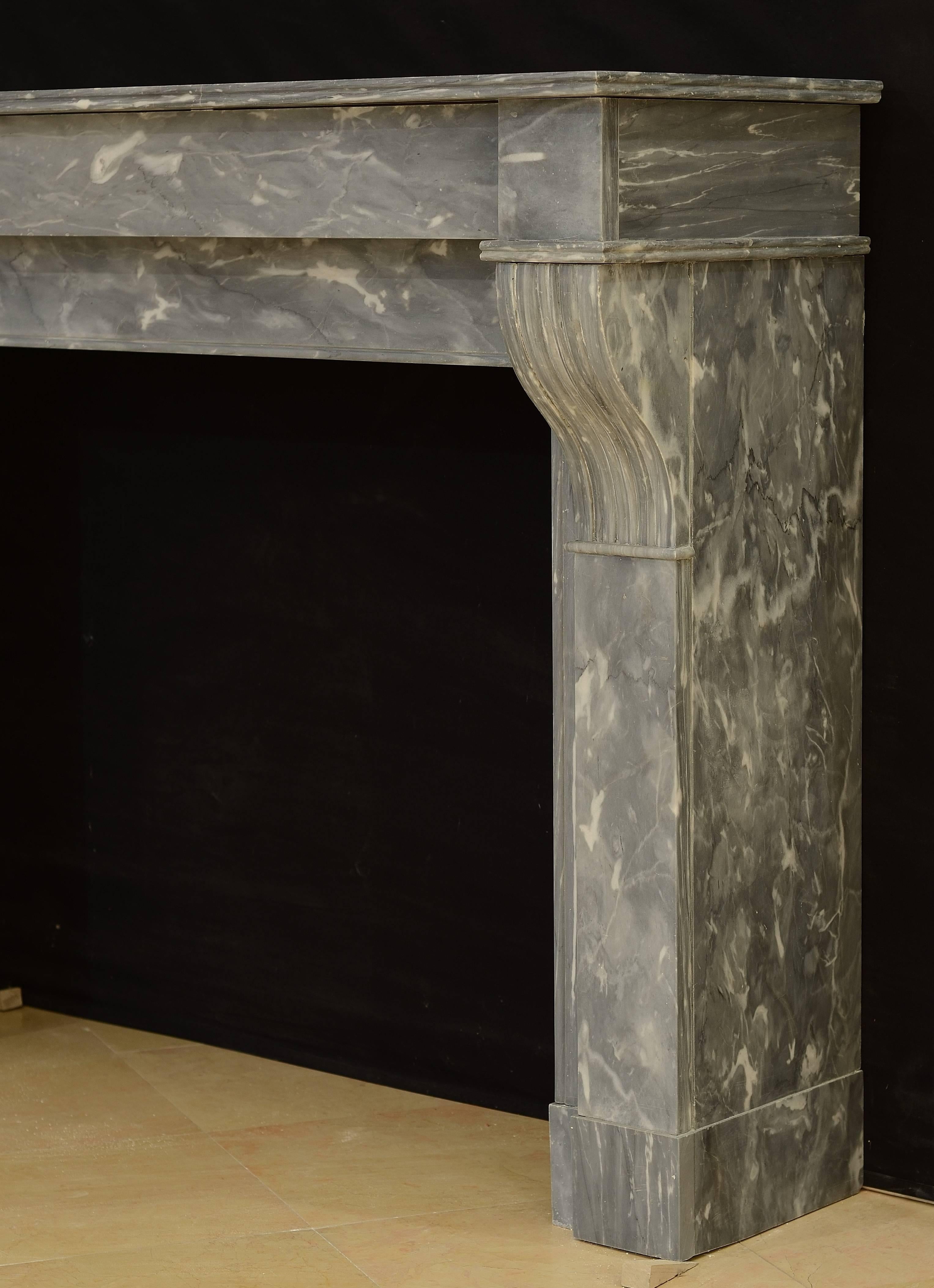 Lovely Petite French Marble Fireplace In Excellent Condition In Haarlem, Noord-Holland