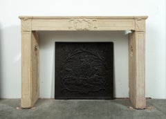 Cornice per camino in pietra calcarea in stile Luigi XVI, design francese del XIX secolo