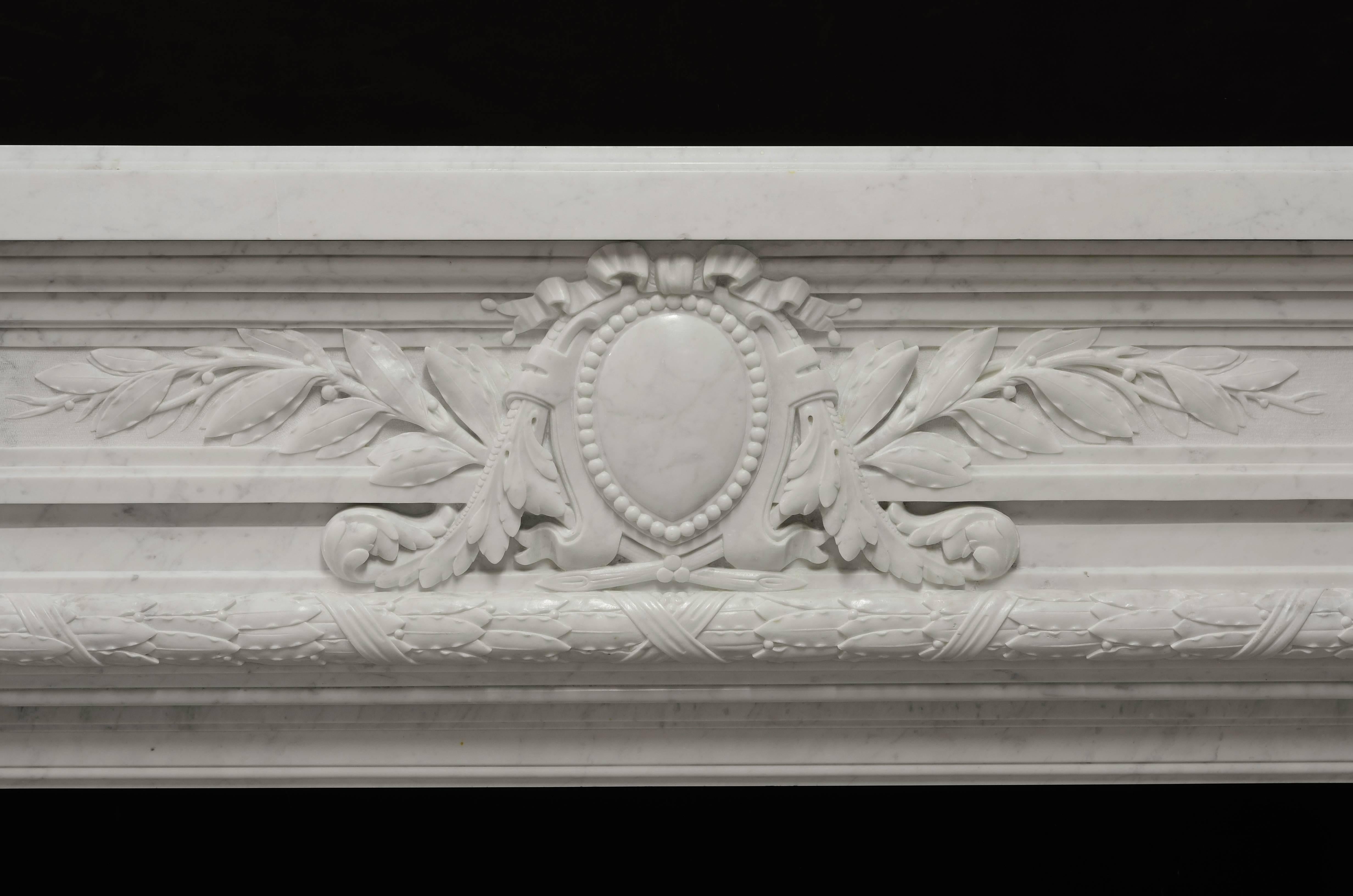 - Monumental - Antiker französischer Louis XVI.-Kaminsims aus weißem Carrara-Marmor (Französisch) im Angebot