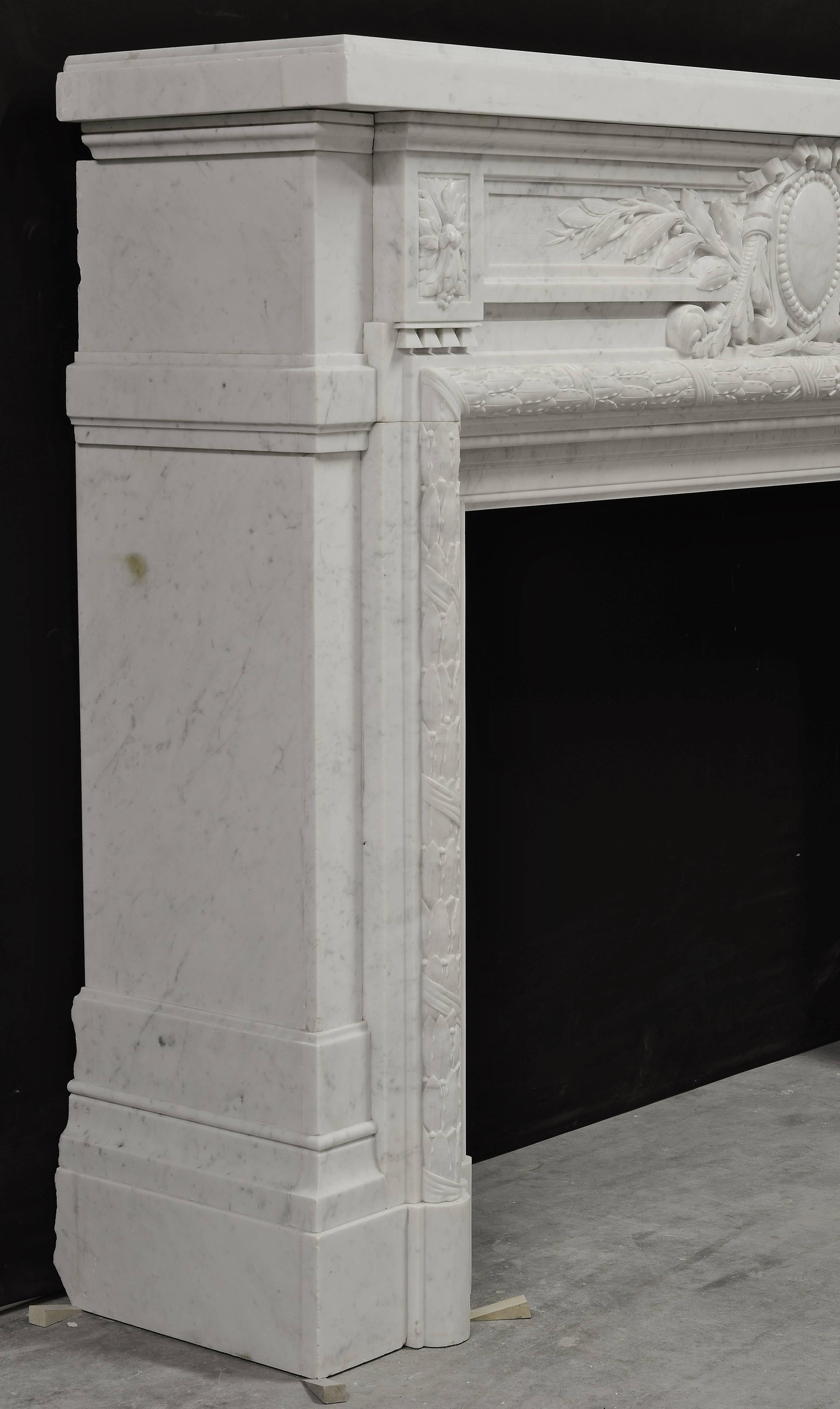 - Monumental - Antiker französischer Louis XVI.-Kaminsims aus weißem Carrara-Marmor im Zustand „Hervorragend“ im Angebot in Haarlem, Noord-Holland