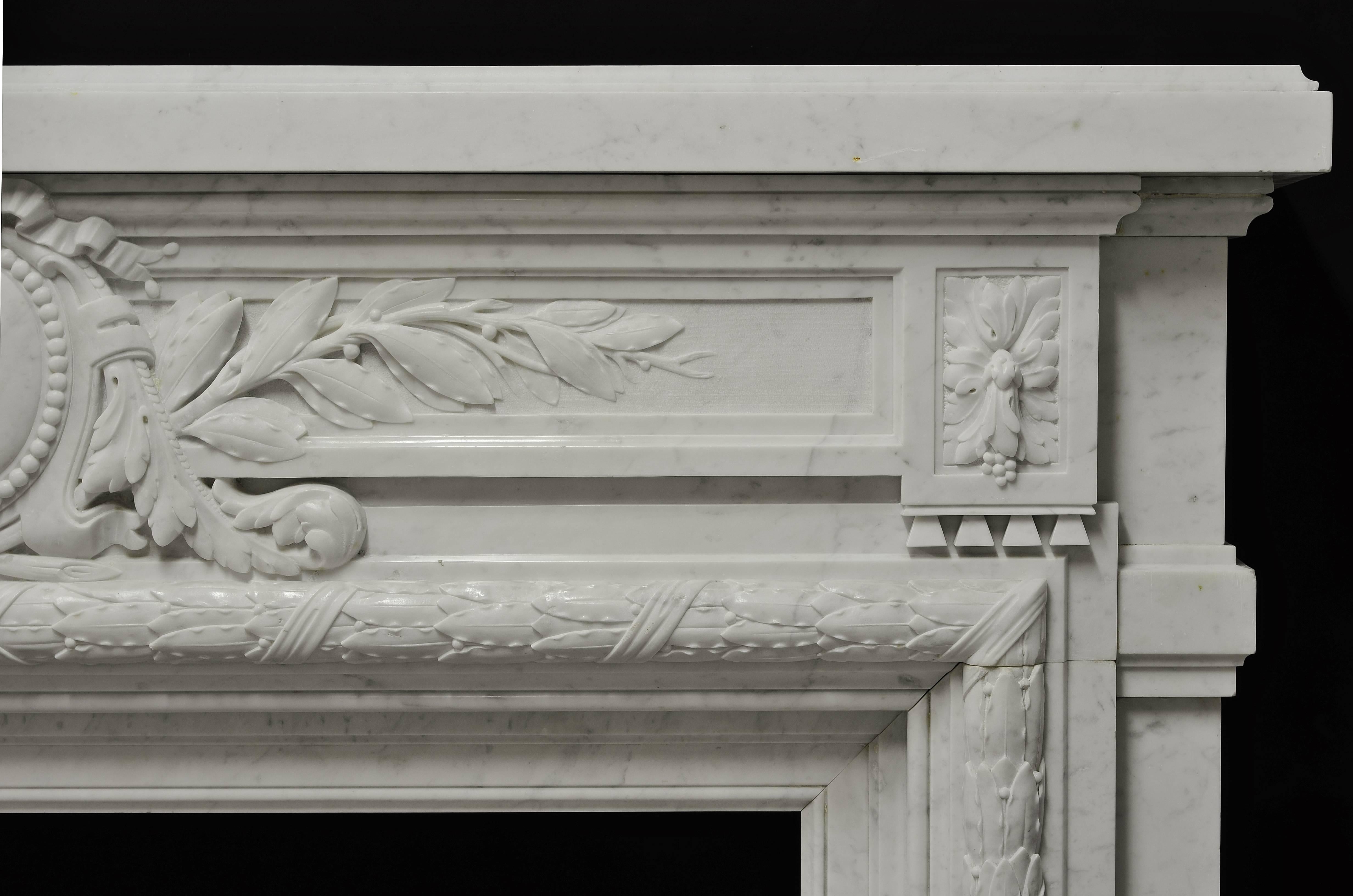 - Monumental - Antiker französischer Louis XVI.-Kaminsims aus weißem Carrara-Marmor (Geschnitzt) im Angebot