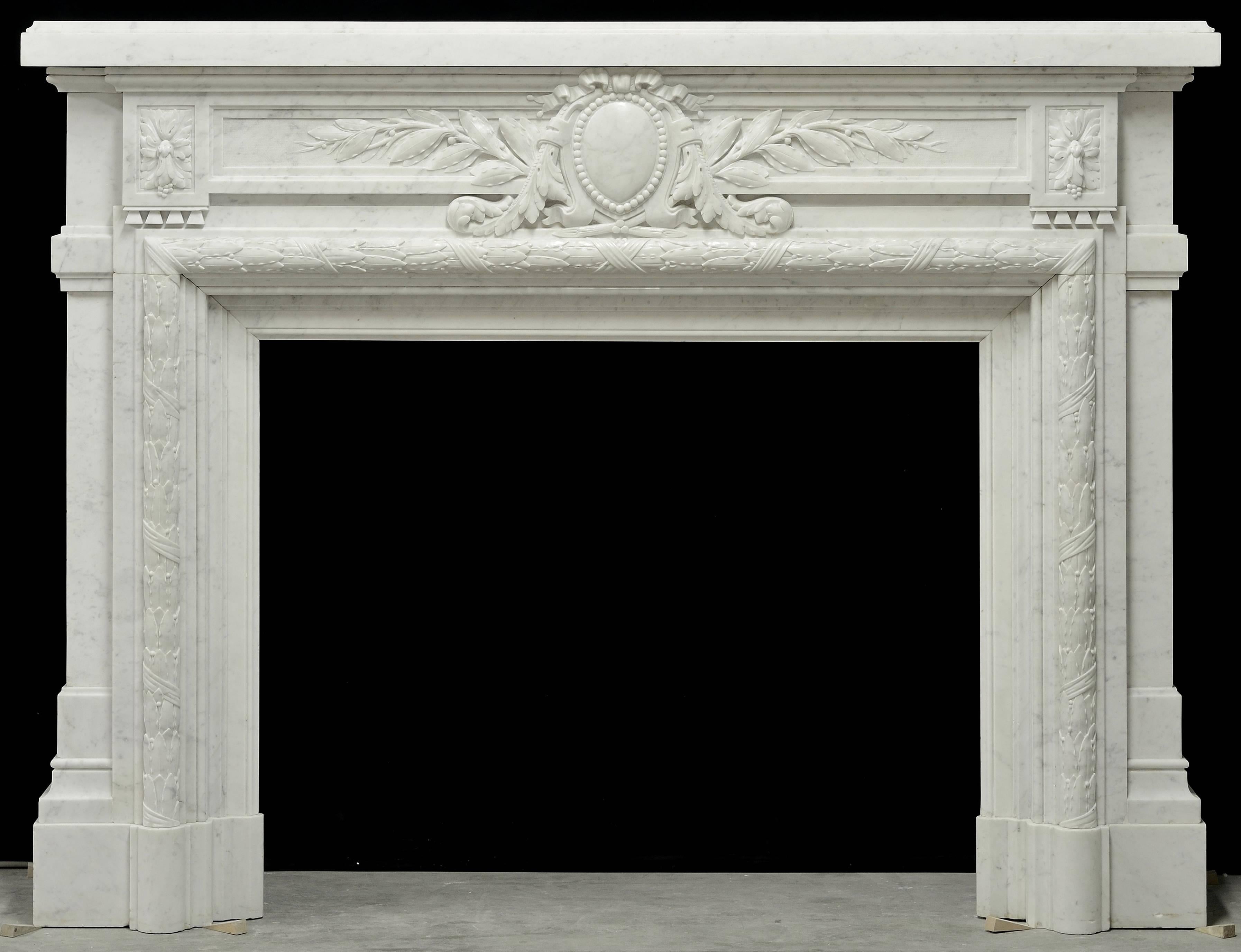 - Monumental - Antique French Louis XVI Fireplace Mantel in Carrara White Marble In Excellent Condition For Sale In Haarlem, Noord-Holland