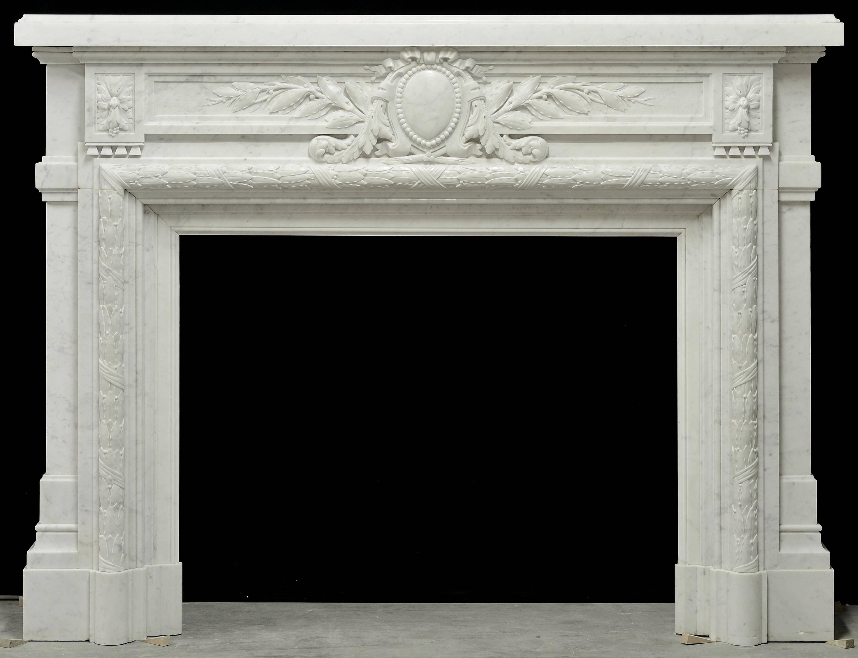Marbre de Carrare - Monumentale - Ancienne cheminée française Louis XVI en marbre blanc de Carrare en vente
