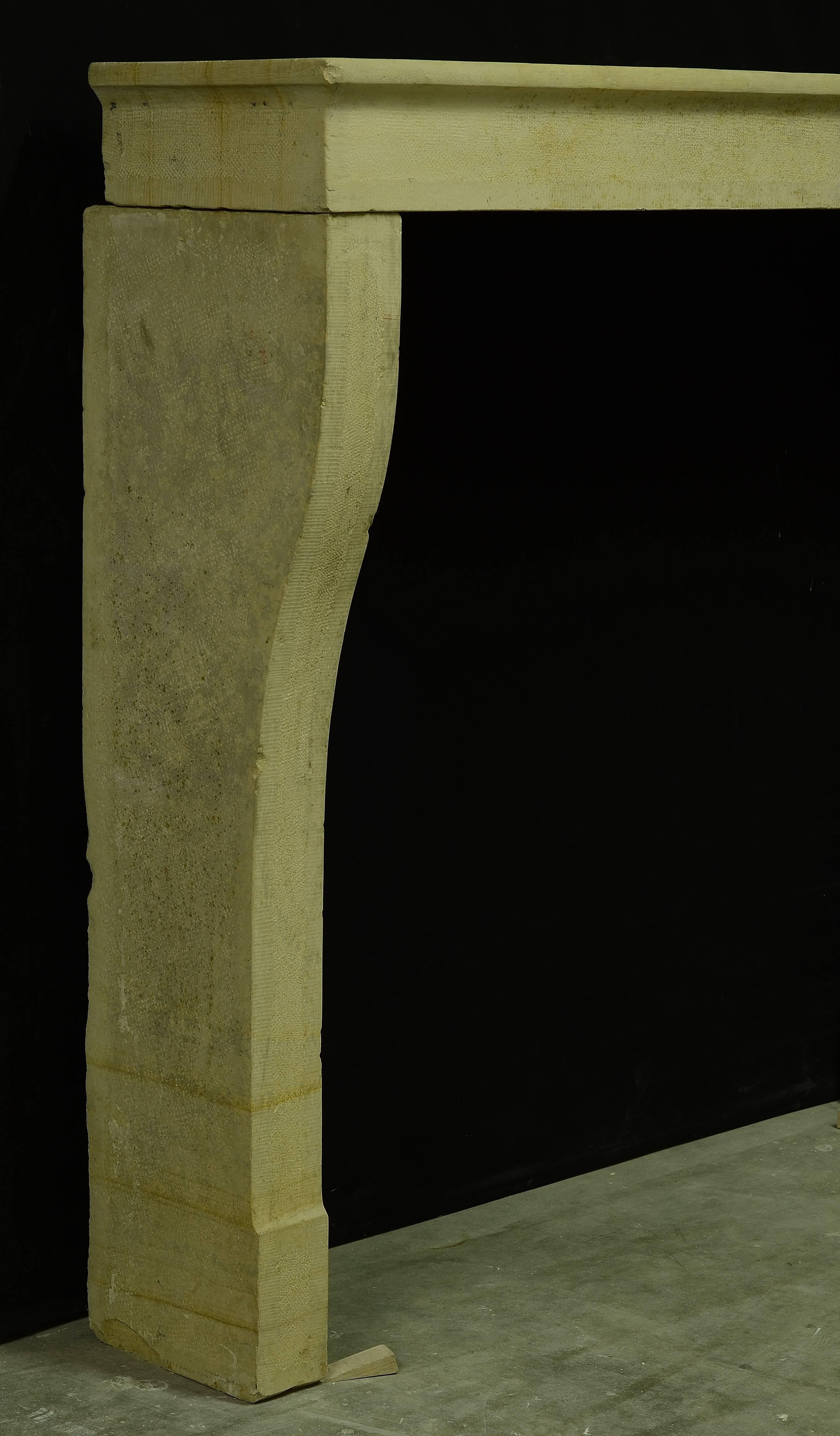 Antiker französischer Kaminsims aus Kalkstein, 19. Jahrhundert (Louis Philippe) im Angebot