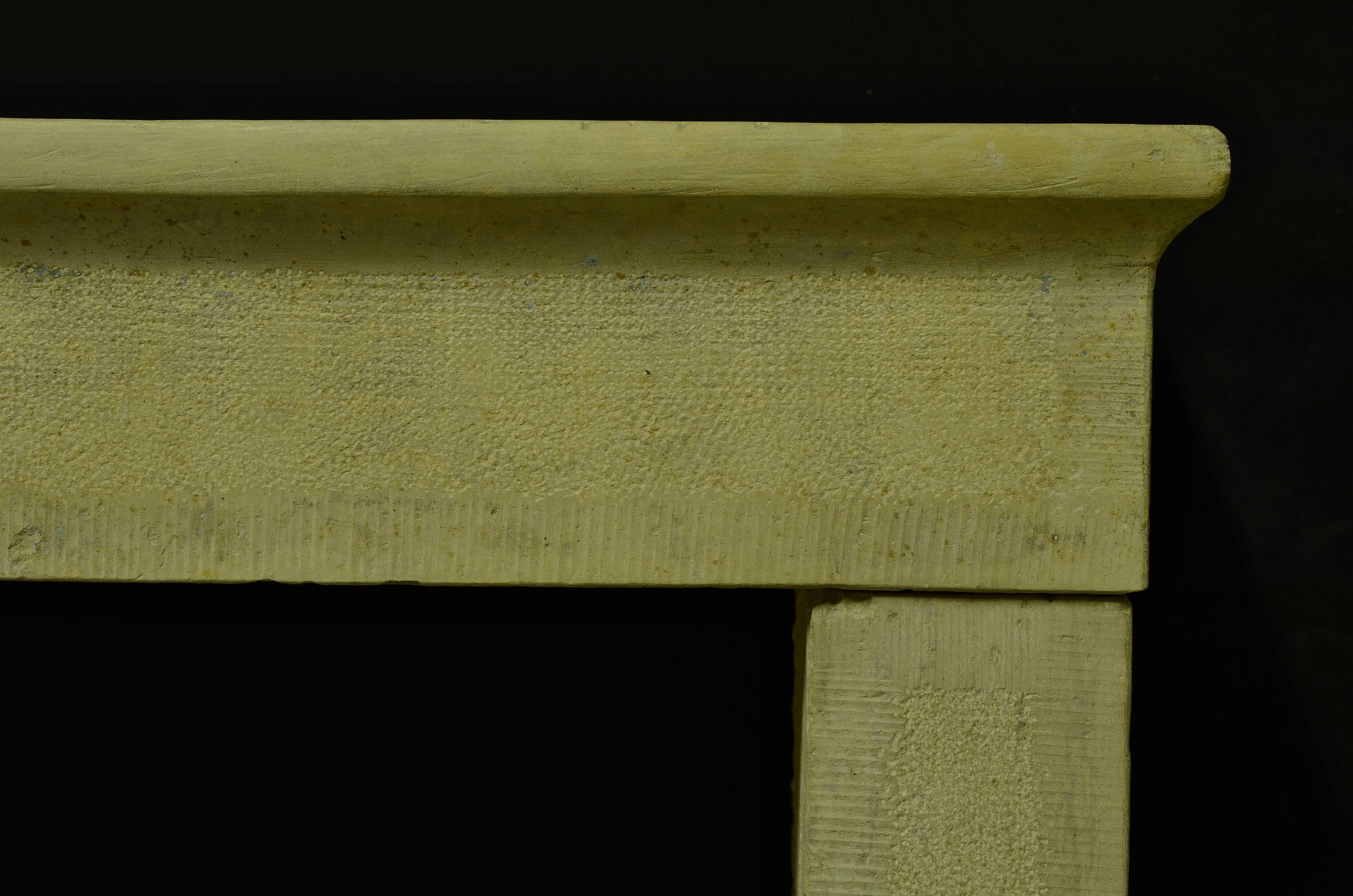 Massiver, eleganter, antiker französischer Kamin aus burgunderrotem Kalkstein,
19. Jahrhundert.

Maße der Öffnung: 40.9 x 42,5 Zoll. (104 x 108 cm) Höhe x Breite.
