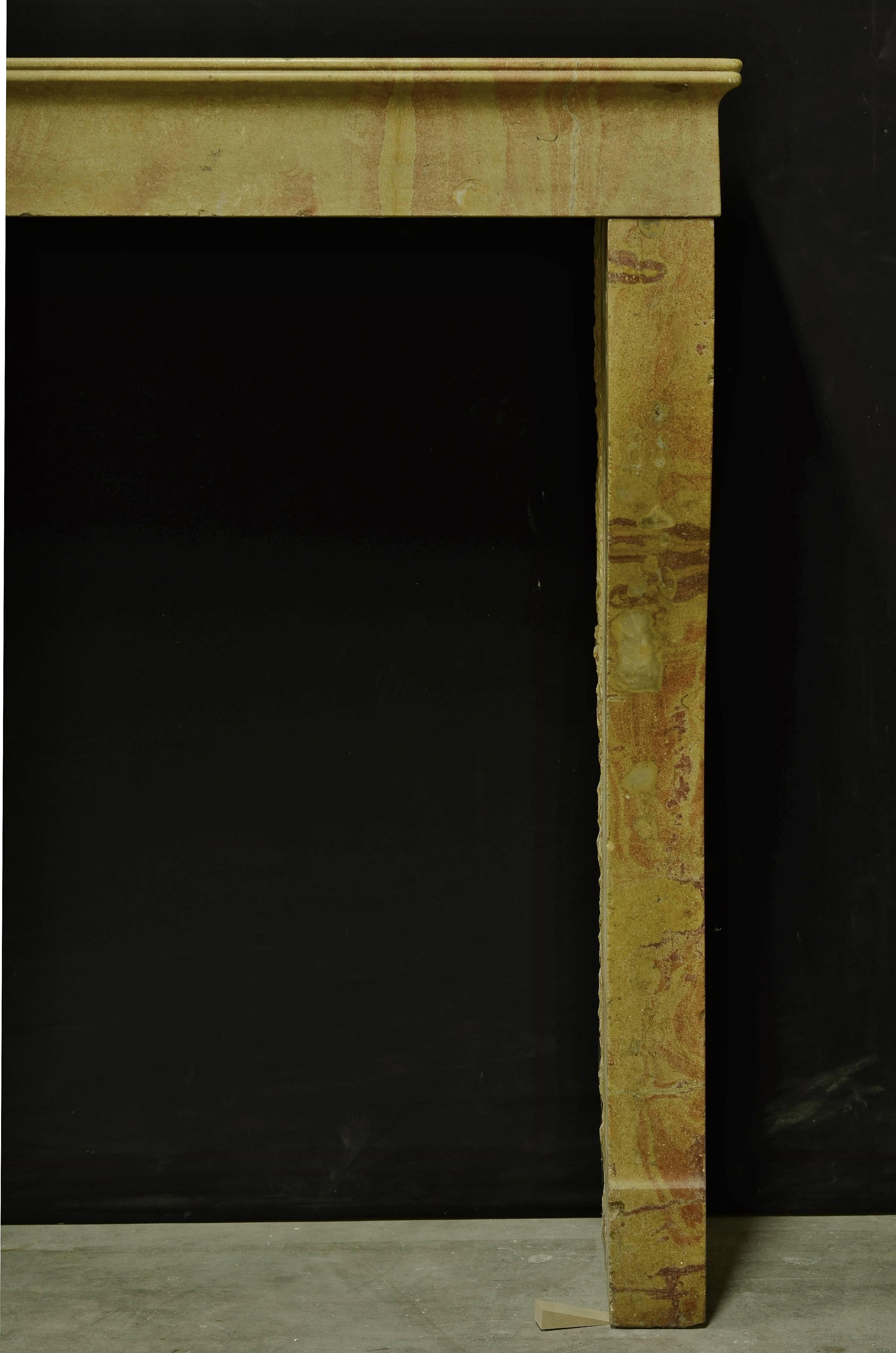 Antiker französischer Kaminsims aus Kalkstein aus dem 19. Jahrhundert im Zustand „Hervorragend“ im Angebot in Haarlem, Noord-Holland