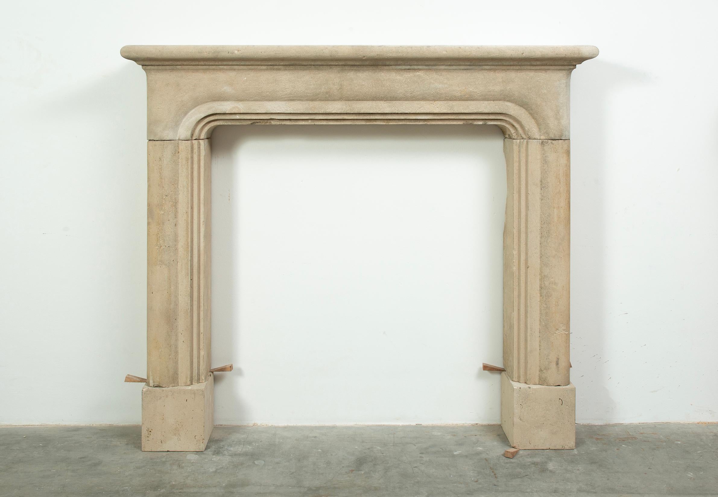 French Limestone Fireplace Mantel In Fair Condition For Sale In Haarlem, Noord-Holland