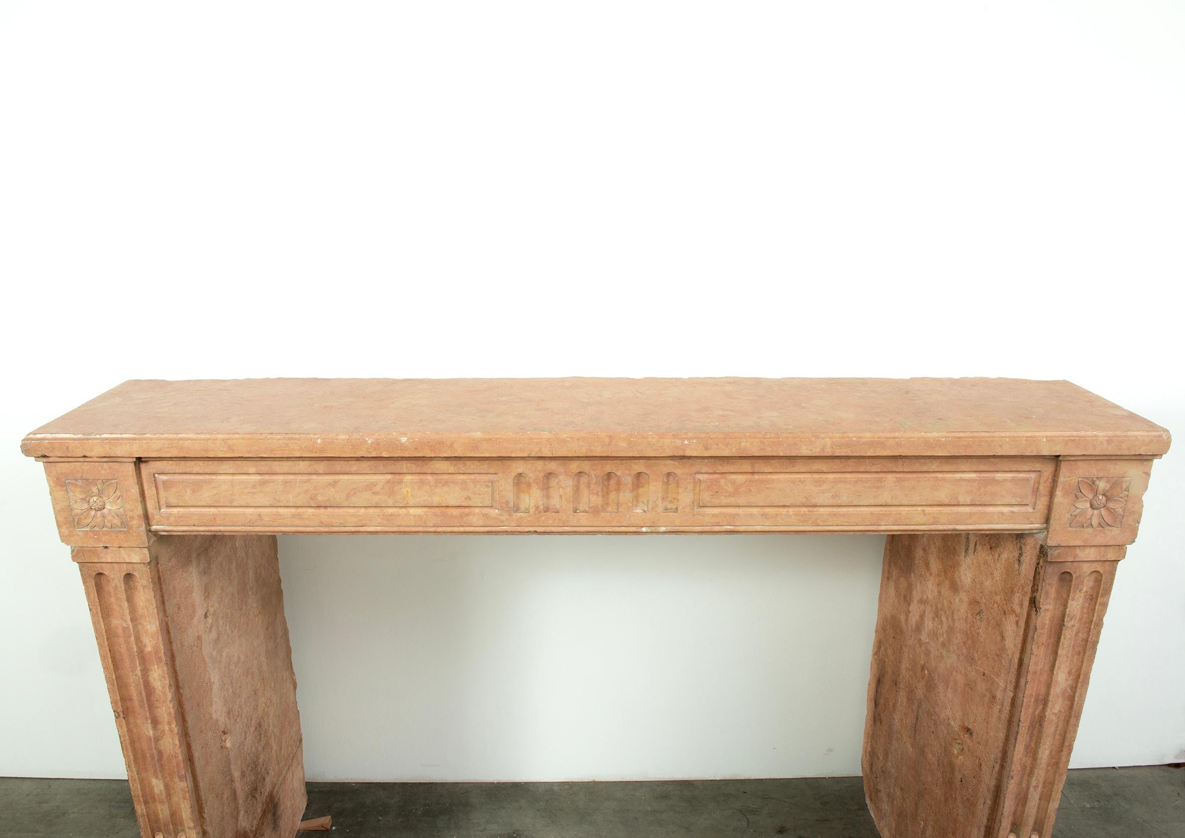 French Louis XVI Limestone Fireplace Mantelpiece In Fair Condition For Sale In Haarlem, Noord-Holland