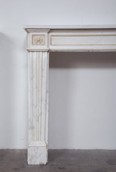 Ensemble de manteaux de cheminée français en marbre statuaire de style Louis XVI du XVIIIe siècle