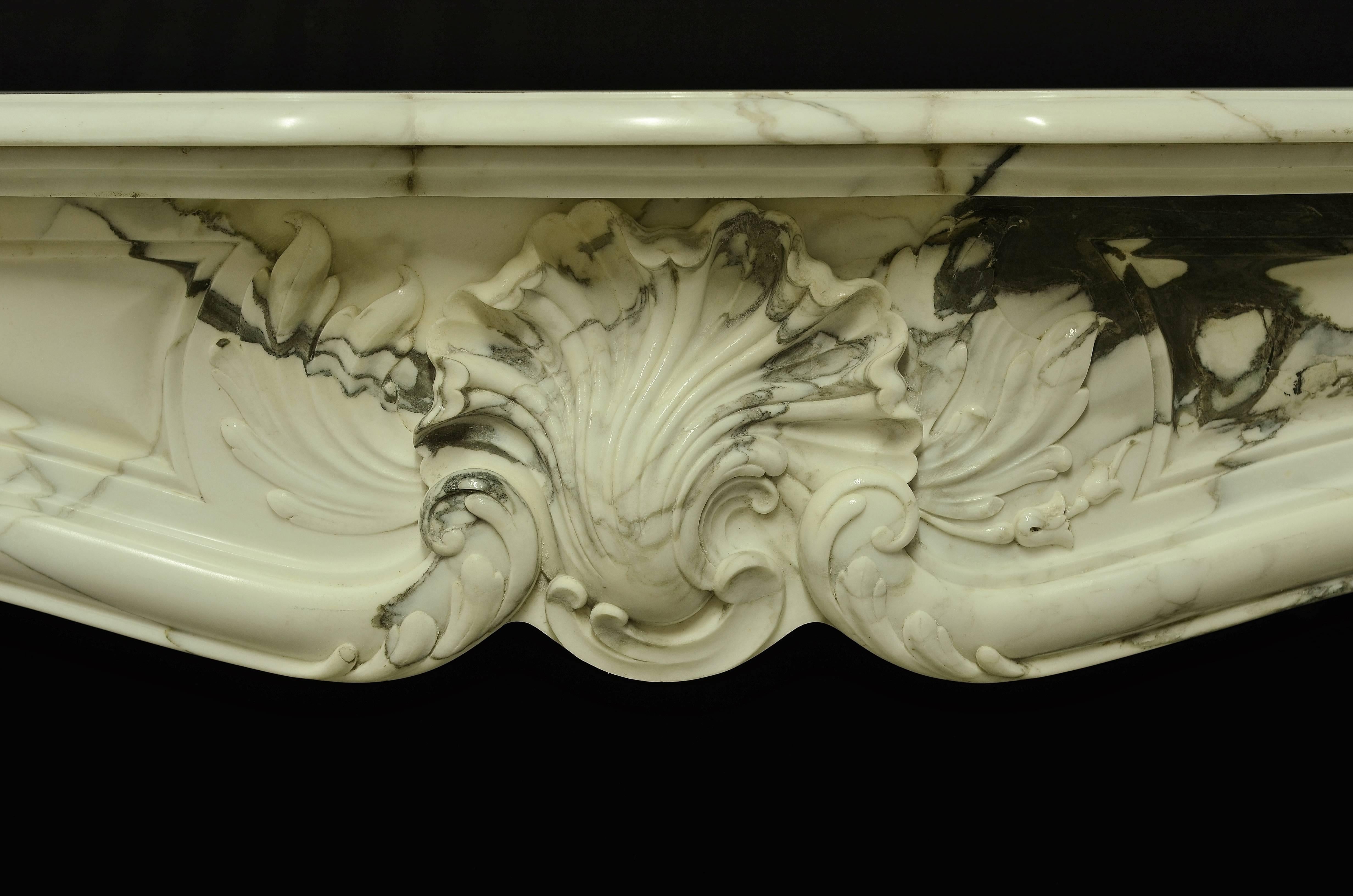 A beautiful antique French Louis XV fireplace, executed in very nice warm marble with strong and dark veins,

19th century.

Excellent condition, minor restoration. Ask for details, ready to be shipped.

Opening measurements: 39.7 x 38.1 inch.