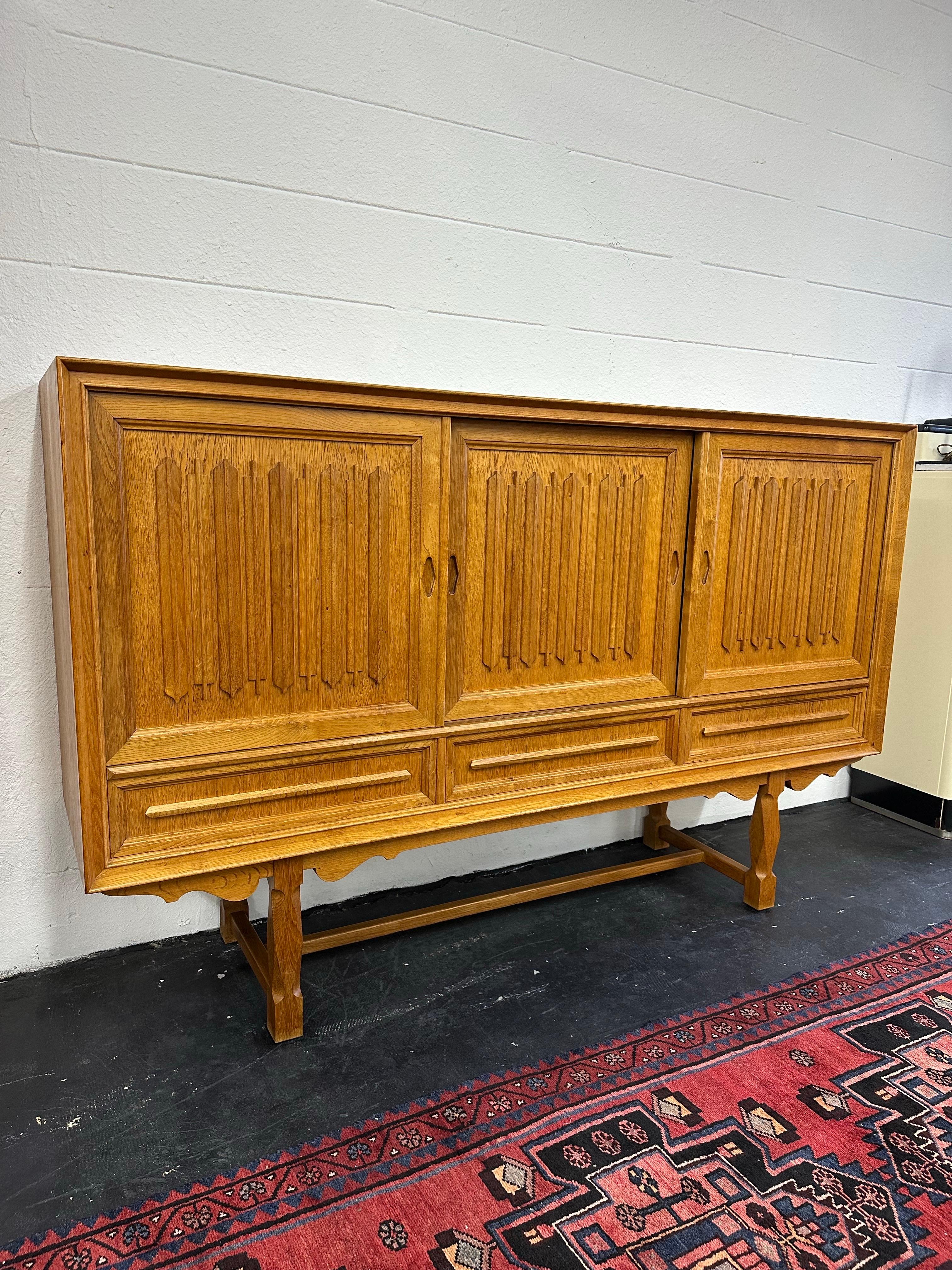 Brutalisme Henning Kjaernulf 1970 - Buffet brutaliste danois en chêne sculpté en vente