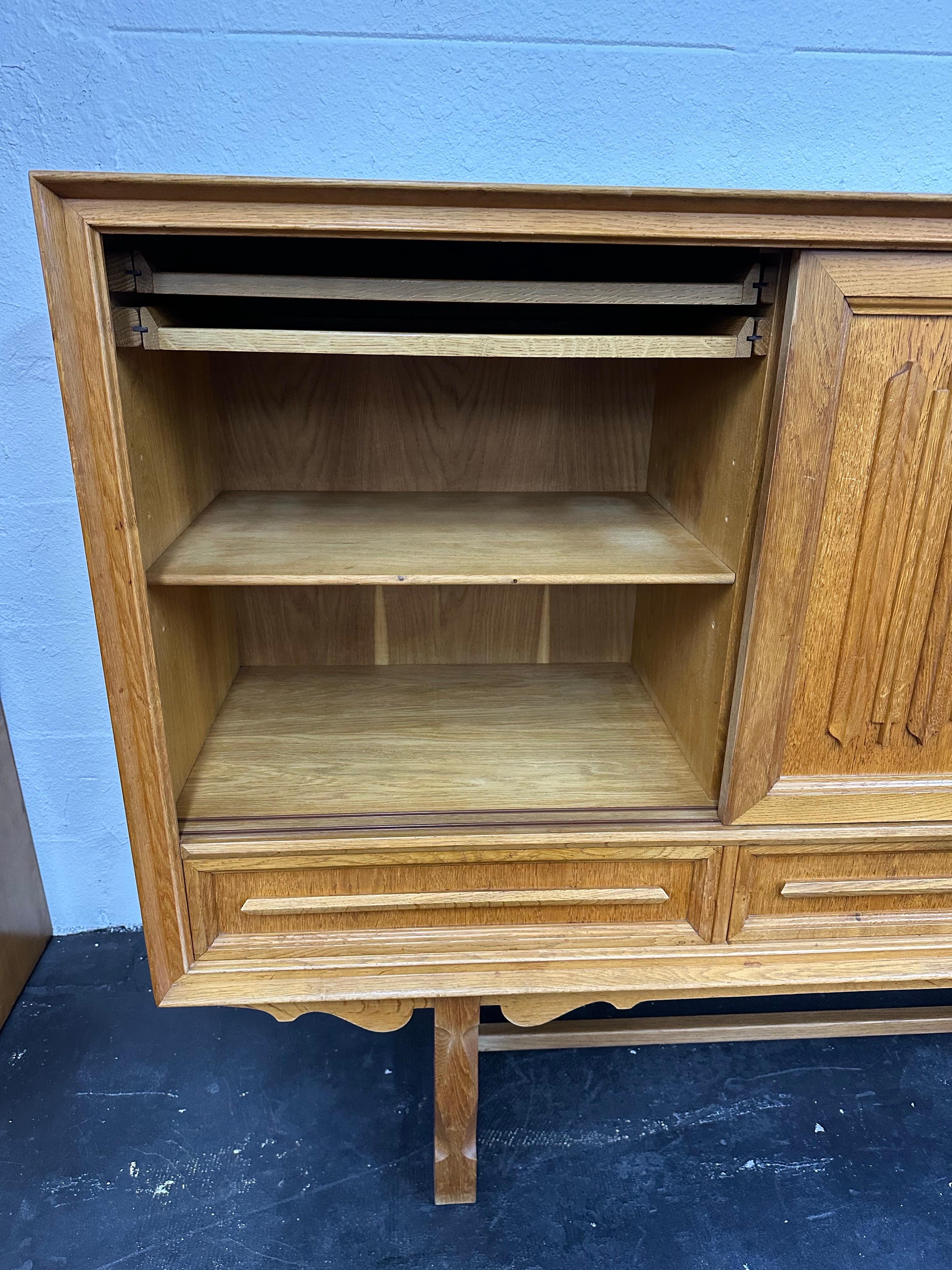 Henning Kjaernulf 1970 - Buffet brutaliste danois en chêne sculpté en vente 1