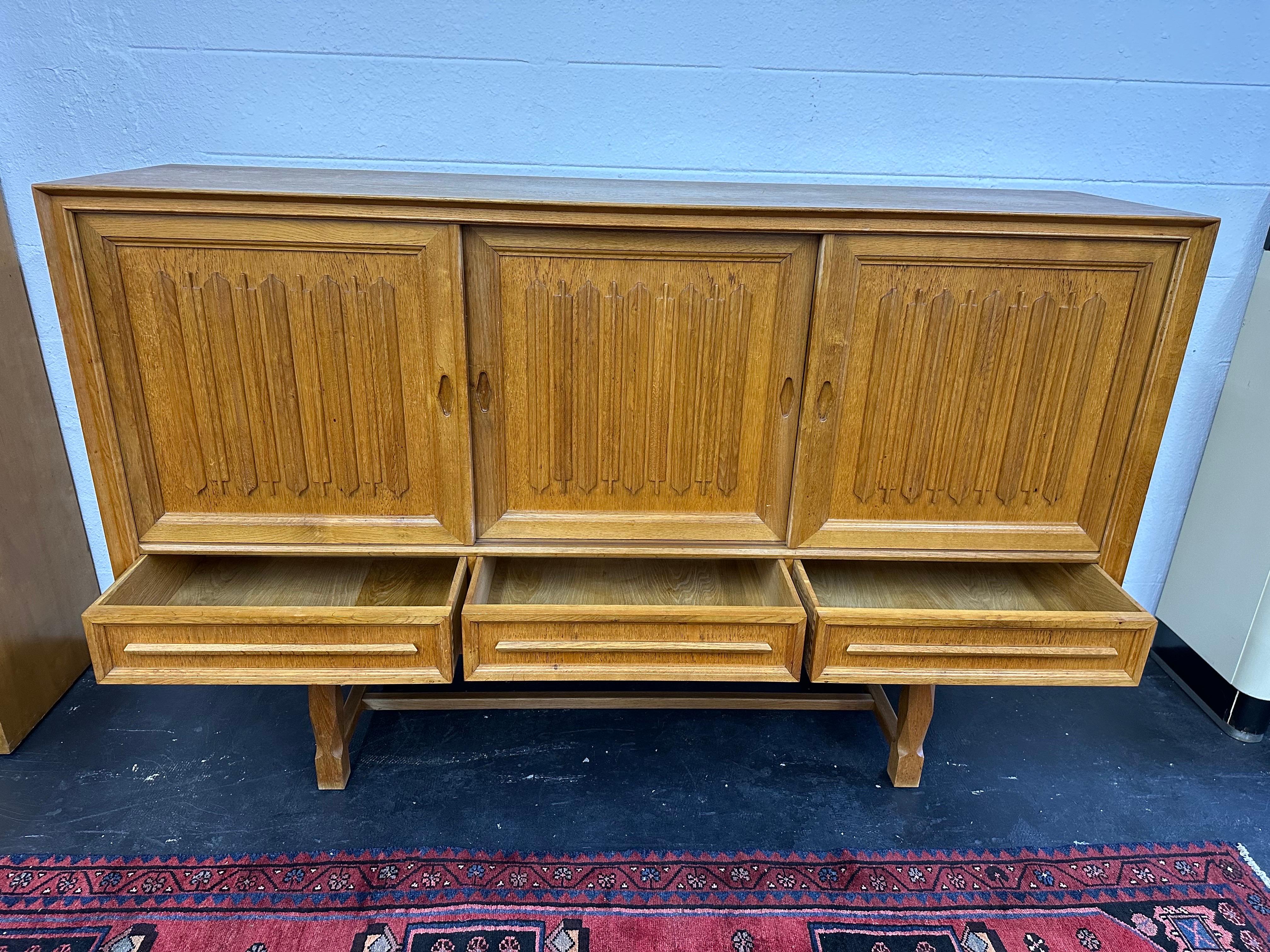 Danois Henning Kjaernulf 1970 - Buffet brutaliste danois en chêne sculpté en vente