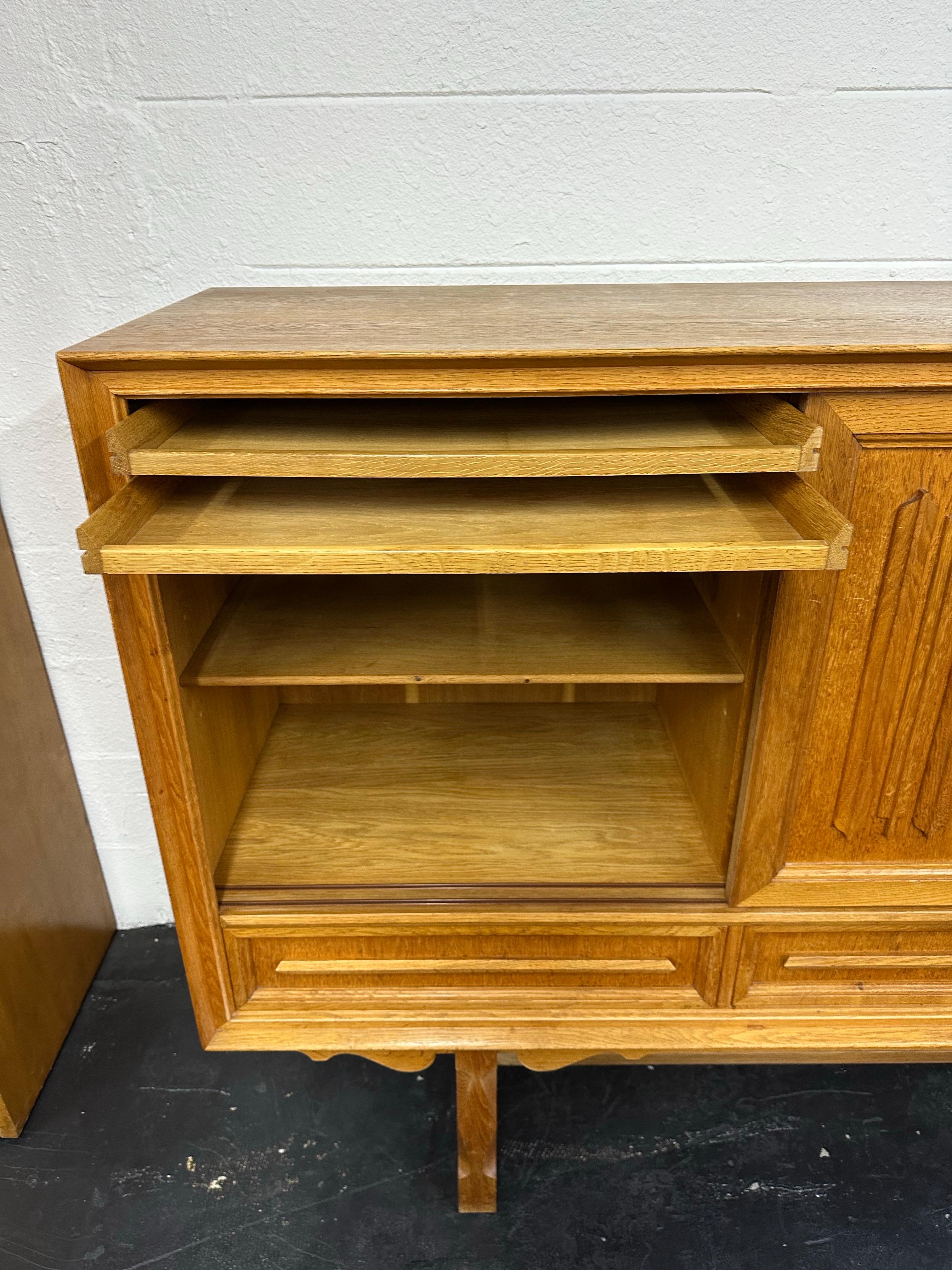 Métal Henning Kjaernulf 1970 - Buffet brutaliste danois en chêne sculpté en vente