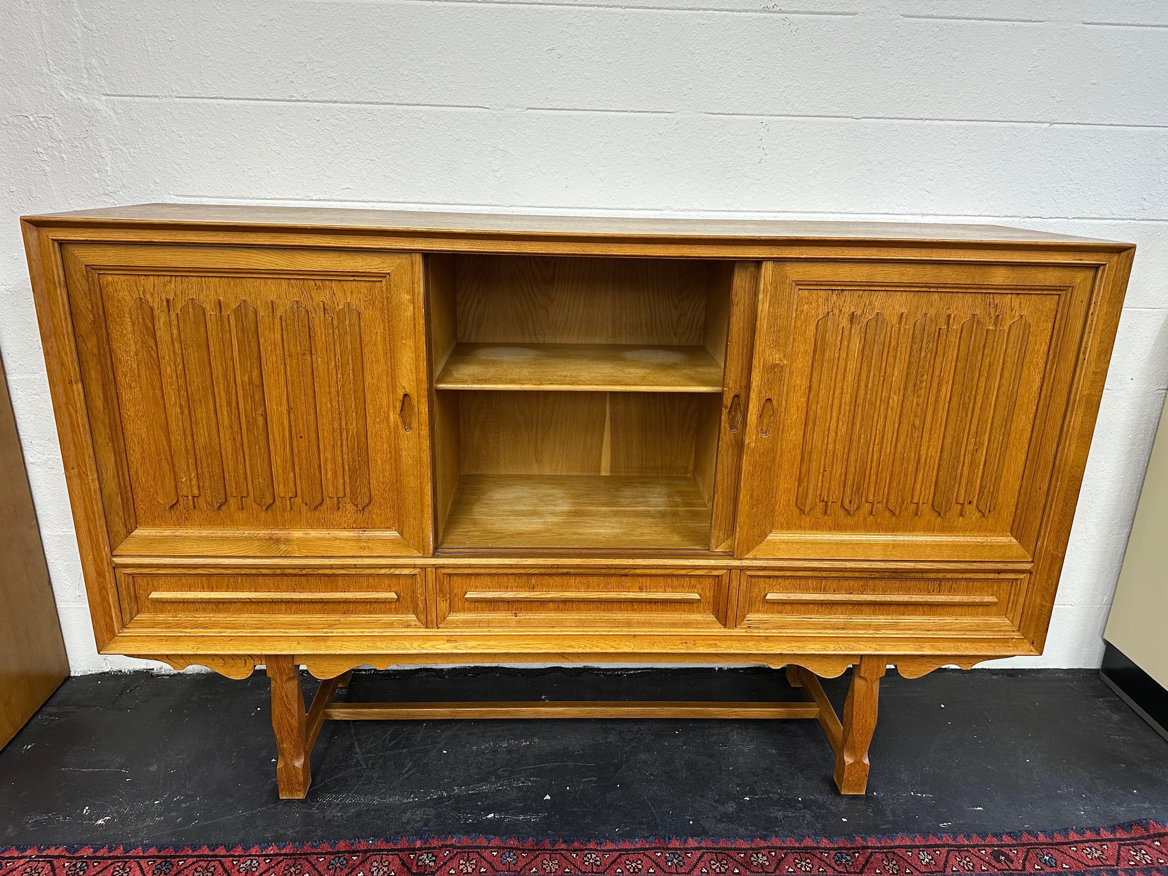 Sculpté Henning Kjaernulf 1970 - Buffet brutaliste danois en chêne sculpté en vente