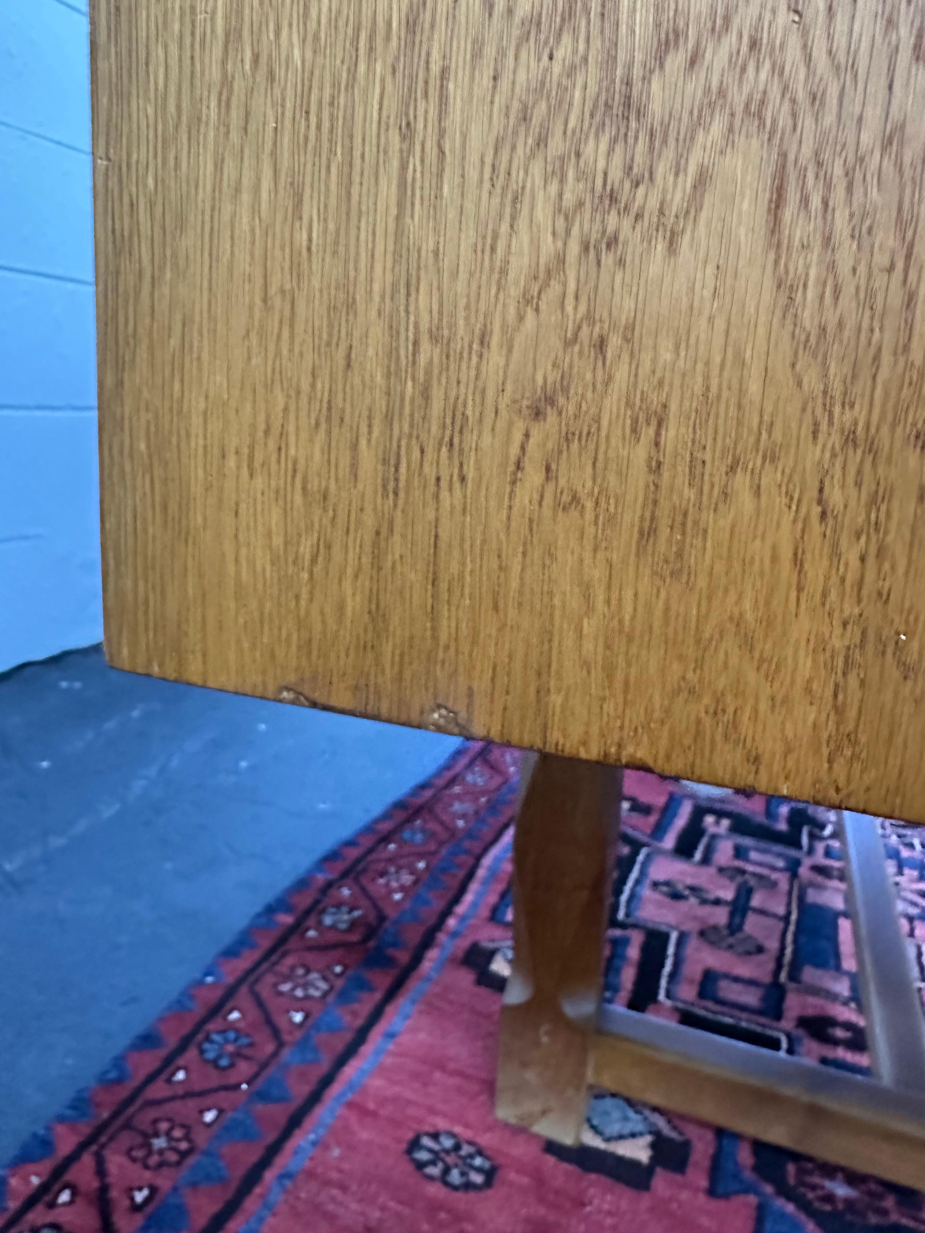 Henning Kjaernulf 1970 - Buffet brutaliste danois en chêne sculpté en vente 2