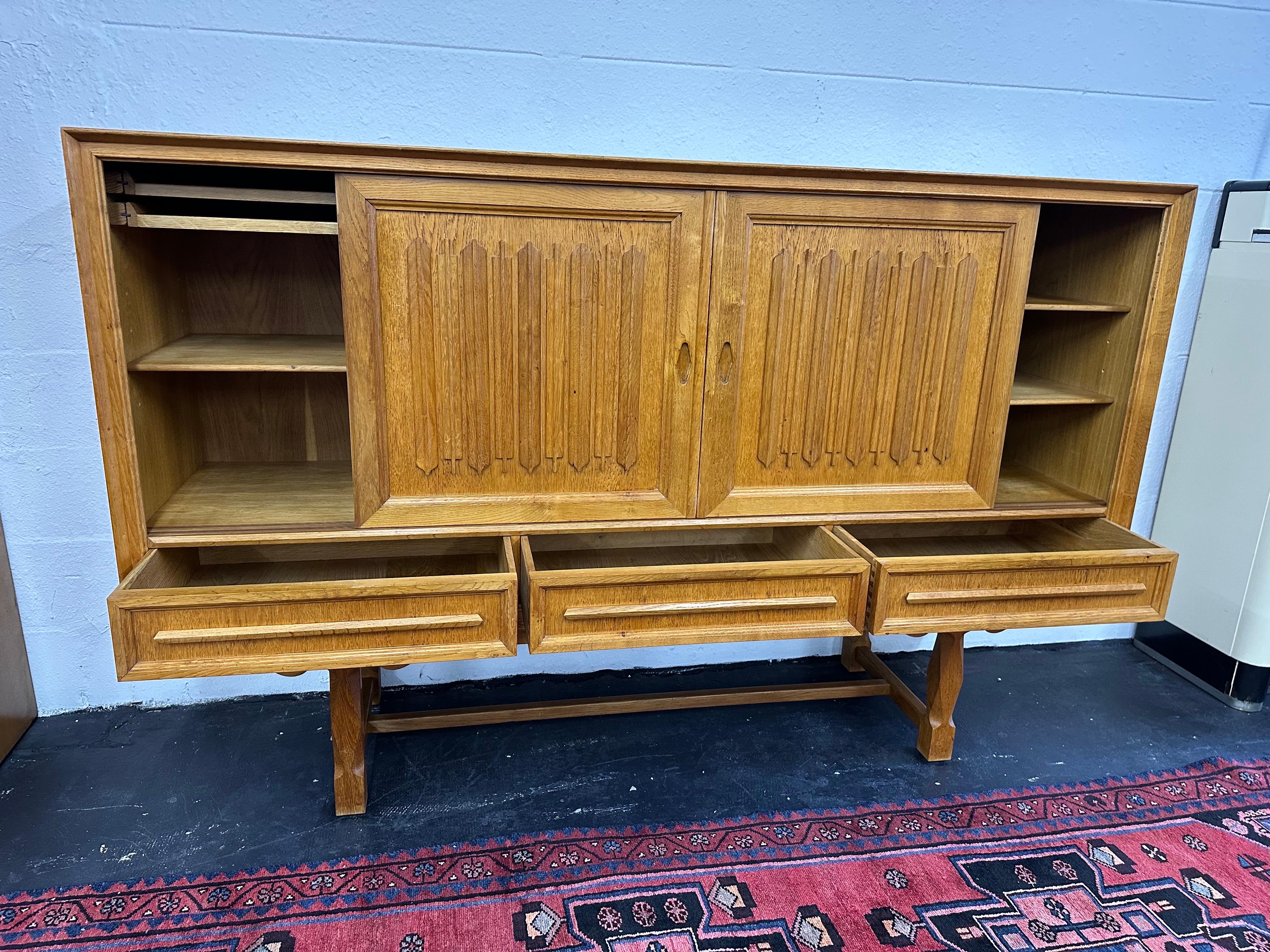 Henning Kjaernulf 1970 - Buffet brutaliste danois en chêne sculpté en vente 5