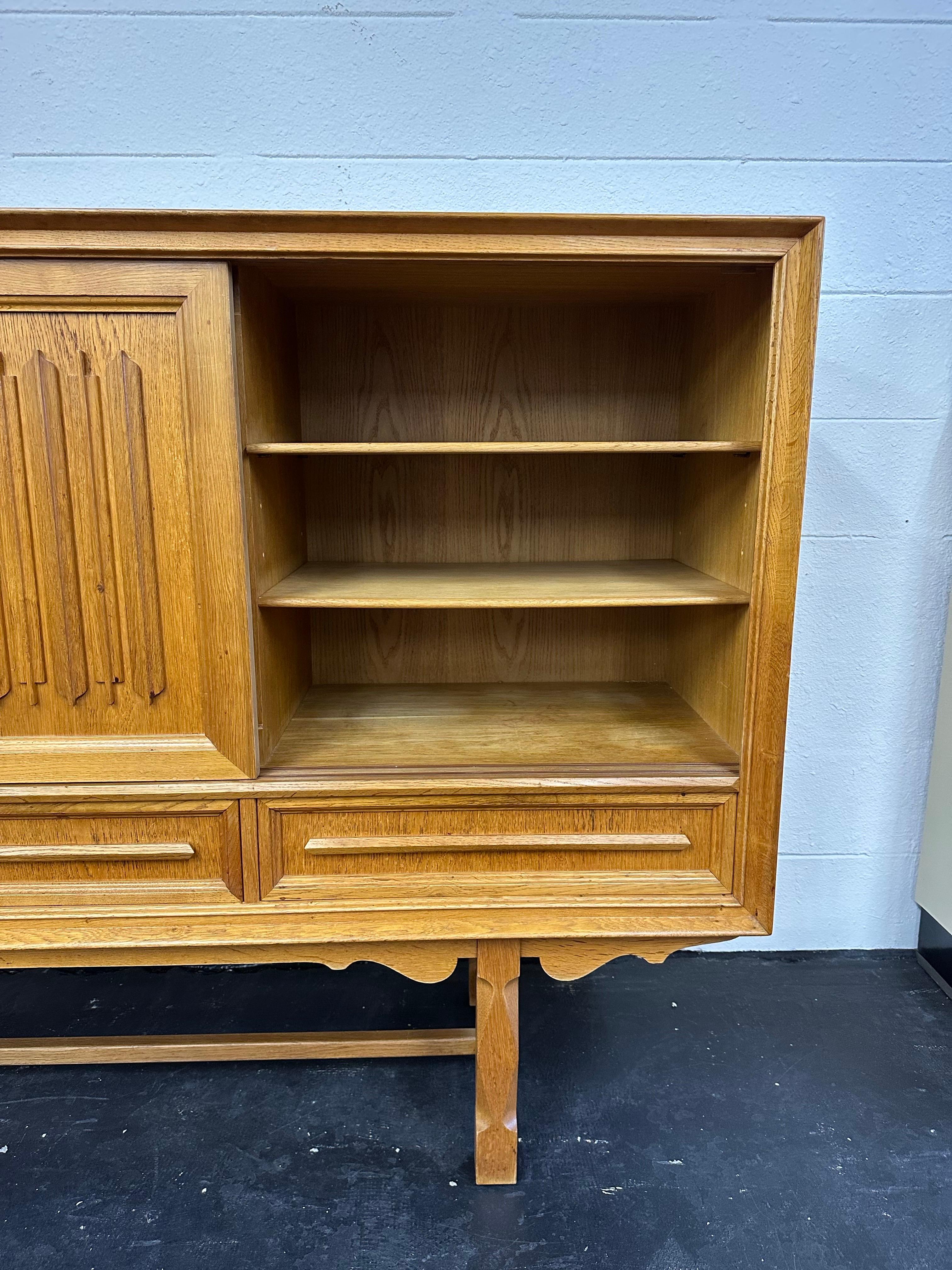 20ième siècle Henning Kjaernulf 1970 - Buffet brutaliste danois en chêne sculpté en vente