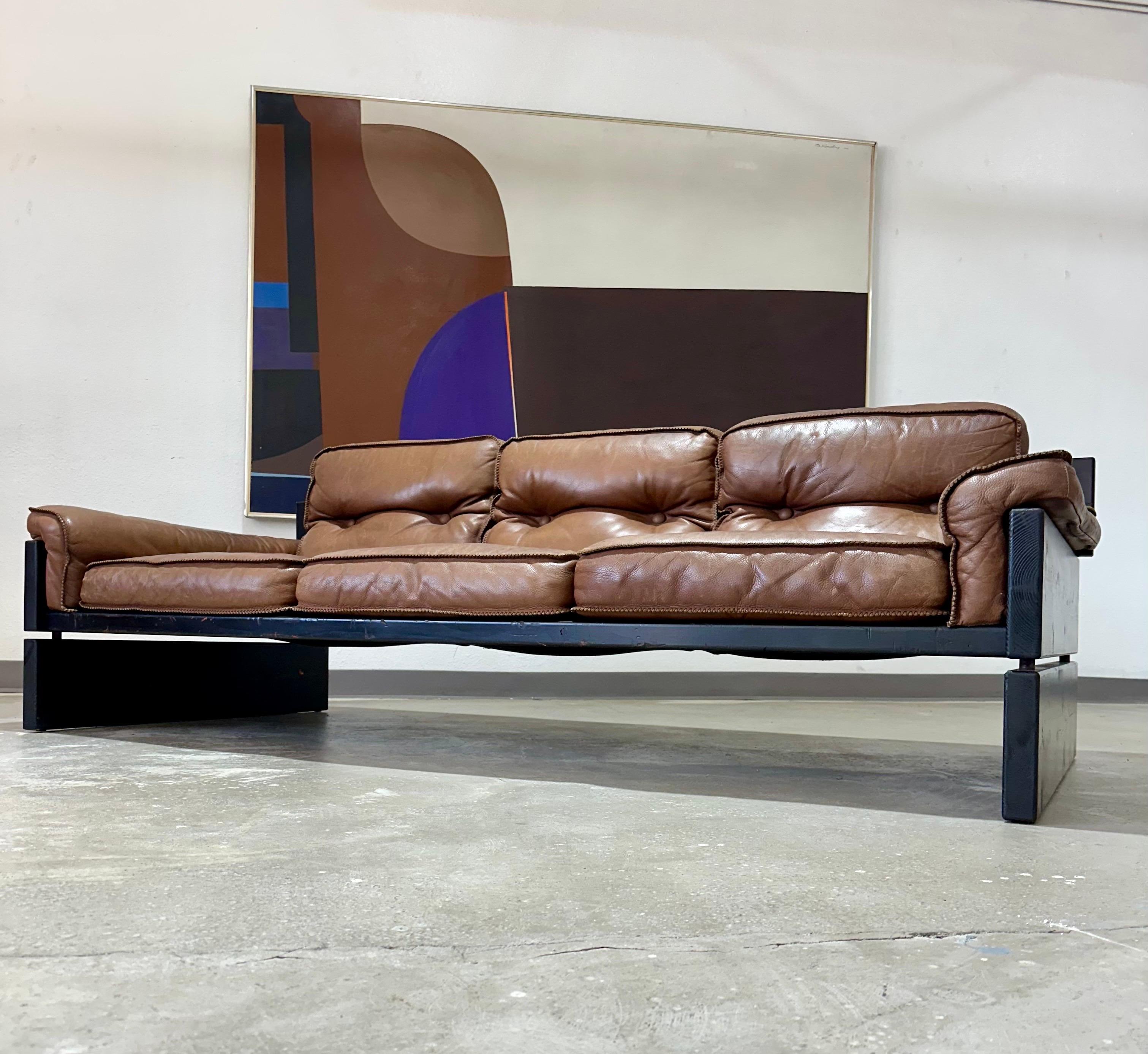 Divano danese brutalista vintage degli anni '70 in pino tinto e pelle marrone. Ricorda i design brasiliani del Mid Century e del Brutalismo, come quelli di Percival Lafer. Questo divano basso in pino, unico e probabilmente realizzato su misura, è