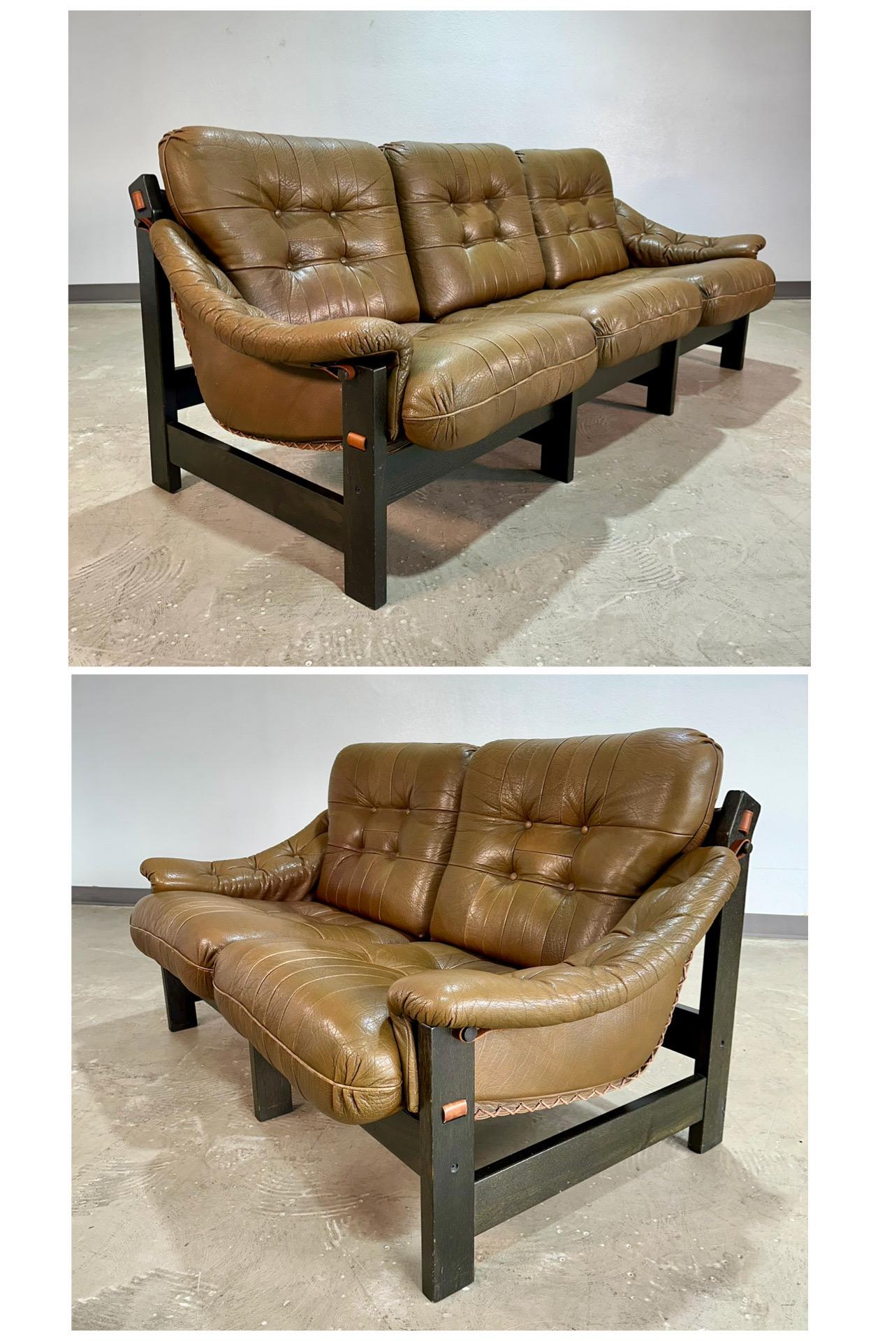 Brutalisme Causeuse scandinave brutaliste du milieu du siècle en chêne et cuir en vente