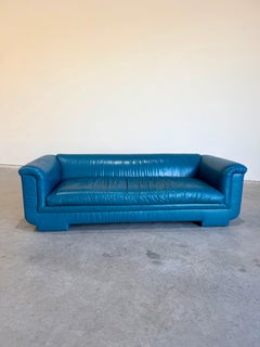 Canapé vintage postmoderne à côtés incurvés en cuir bleu