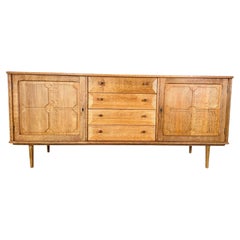 Henning Kjaernulf attrib. Credenza brutalista danese di metà secolo intagliata in Oak