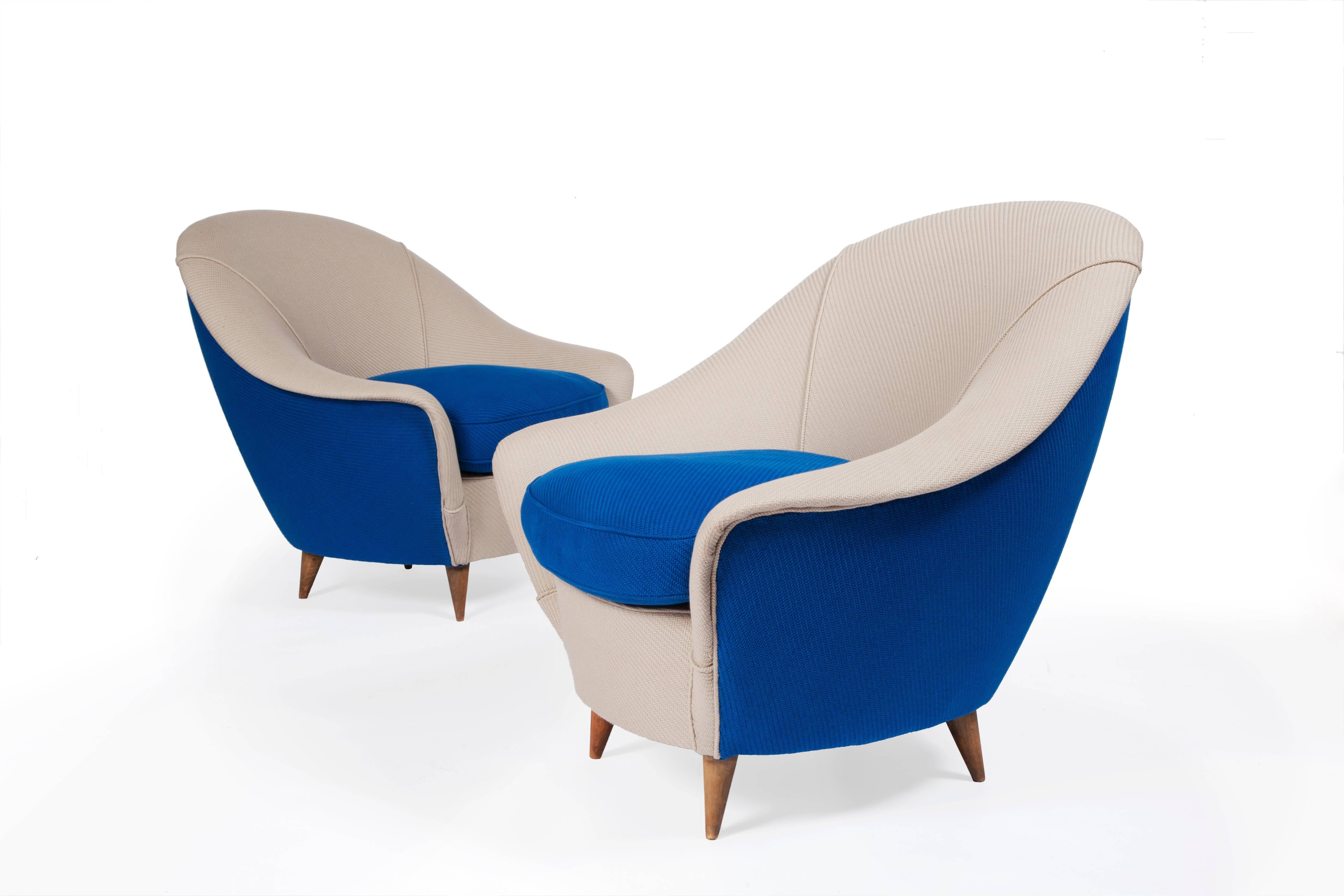 Pair of egg-shaped 1950s Italian armchairs re-upholstered in their original two-tones color fabric. Wooden conical feet.