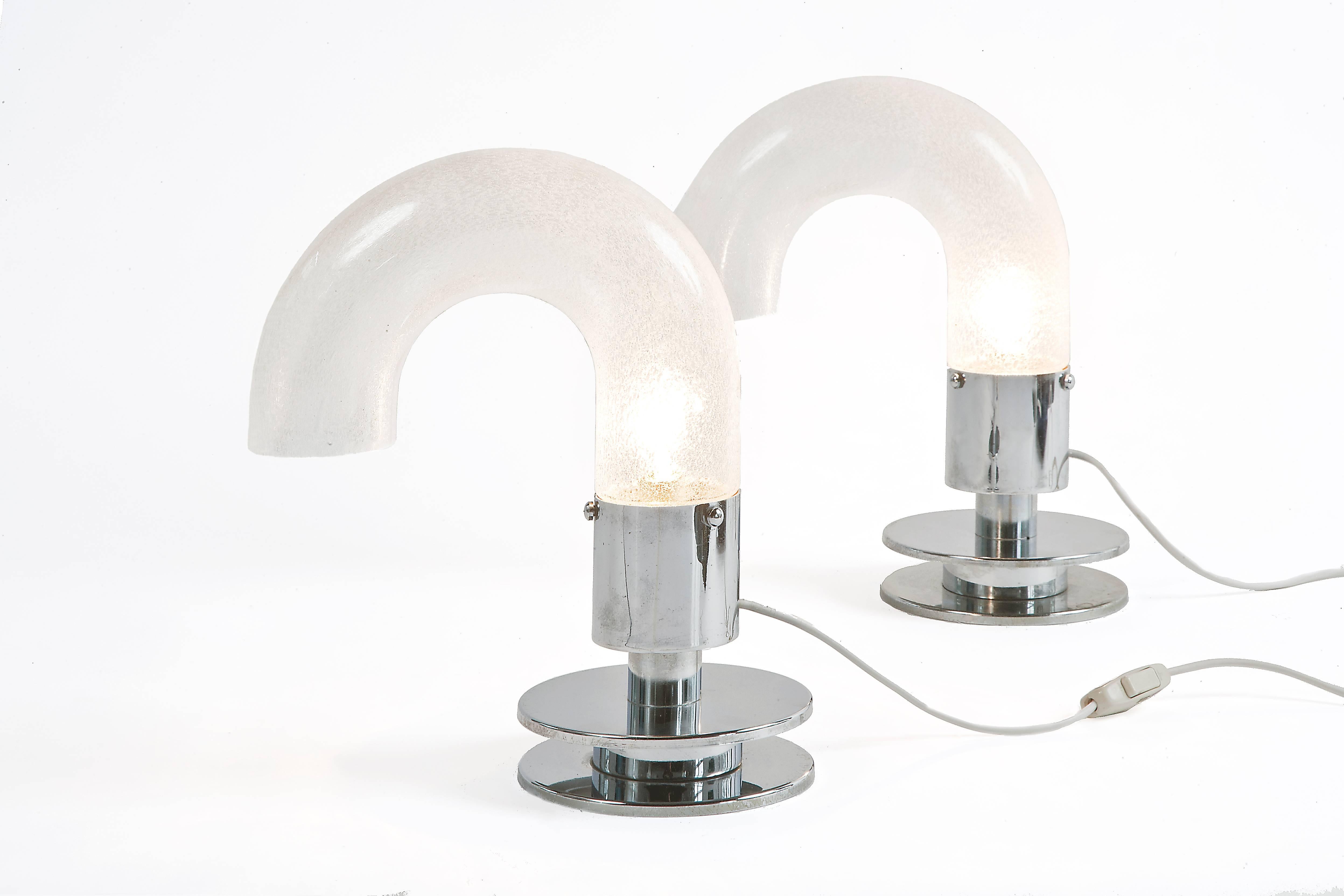 Pair of table lamps in curved Murano glass set on a chromed metal base.