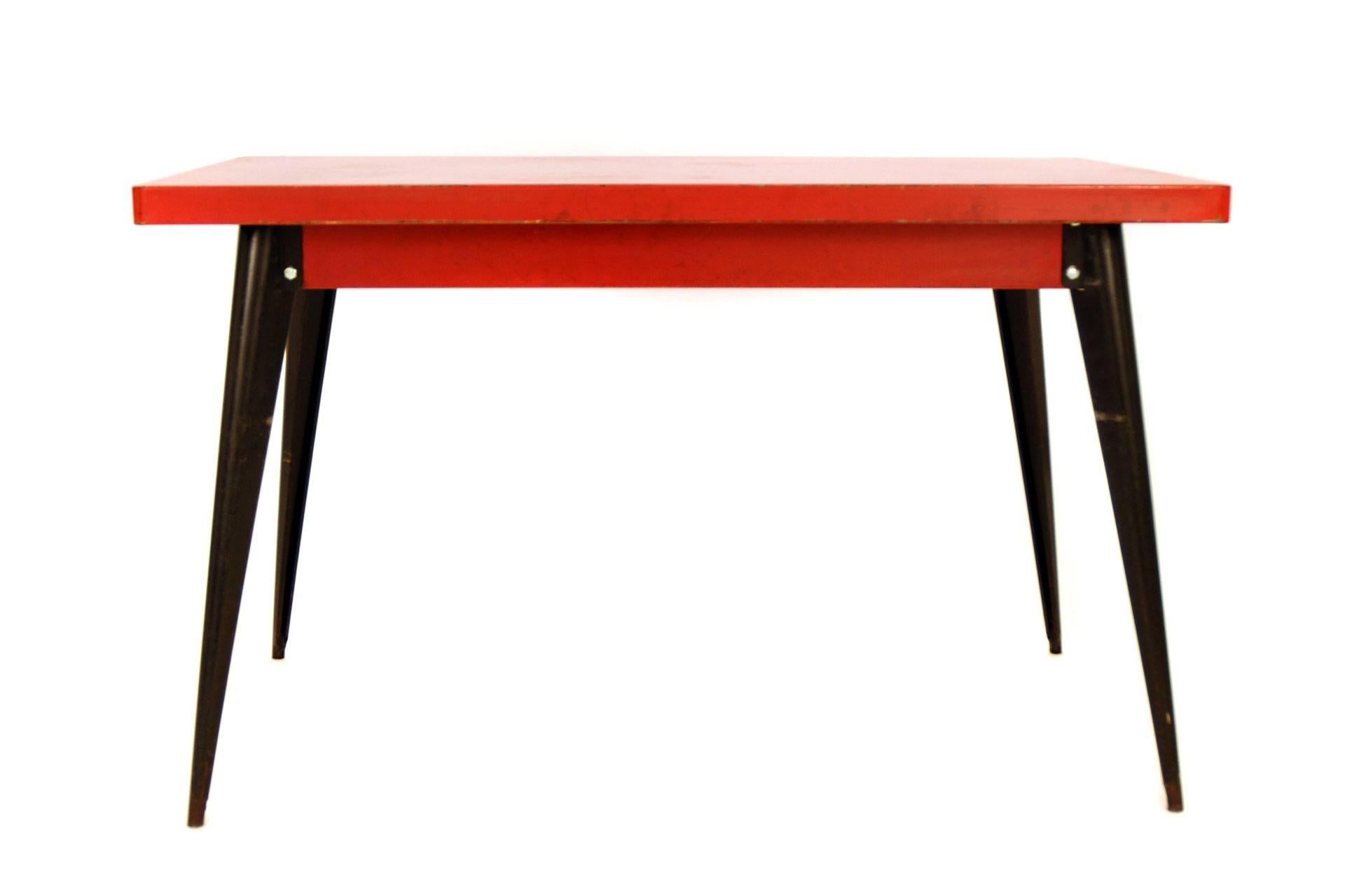 This table was designed by Xavier Pauchard and manufactured by Tolix. It is made of lacquered metal. The furniture frame is in original condition and the tabletop is overworked.