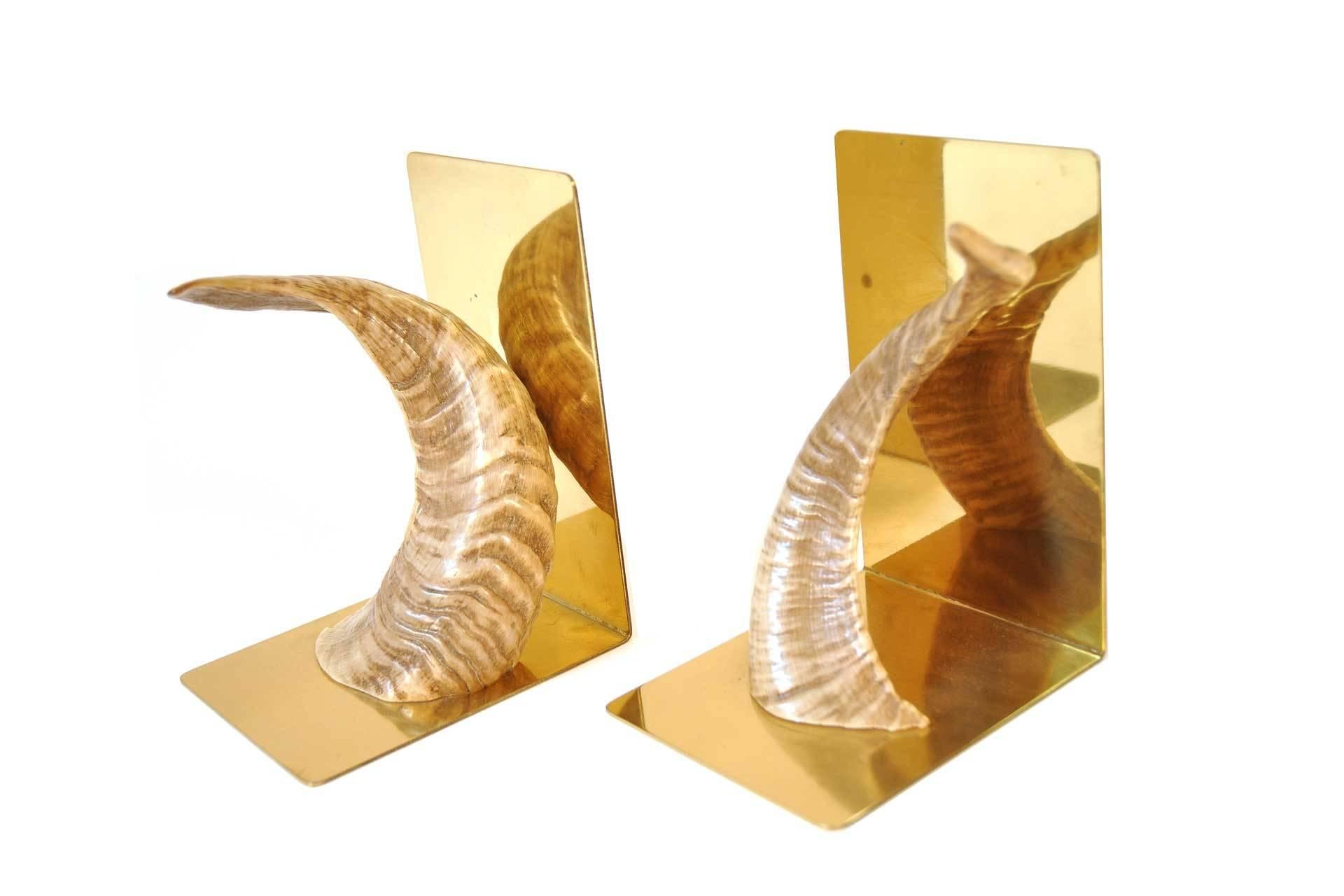 This pair of bookends was manufactured by Carl Auböck Werkstätte in Vienna in 1950s. The winding horns are fixed on a polish brass base. Mod. nr. 5673.