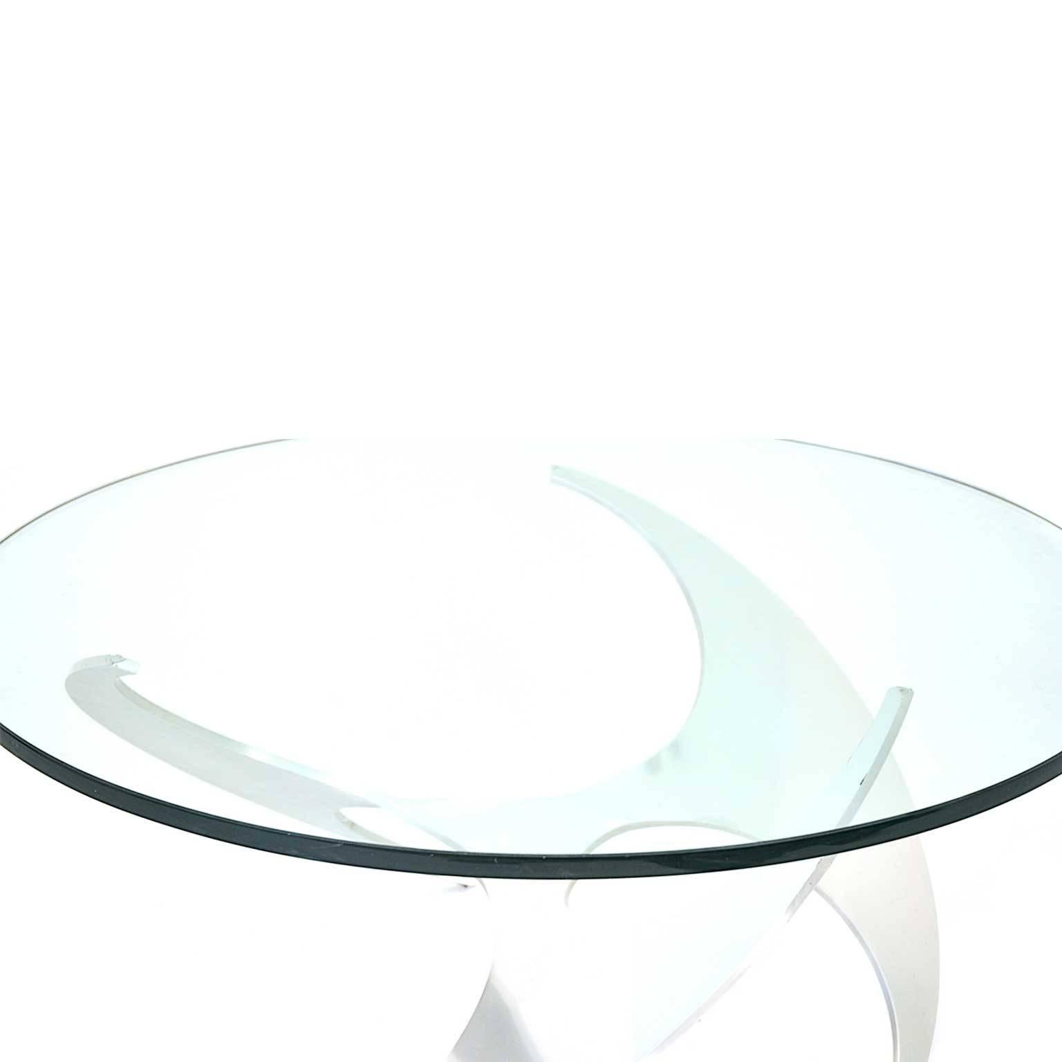 The Propeller table model K9009 was designed by Knut Hesterberg in 1964. The table is made of aluminium and glass. The producer is Ronald Schmitt.