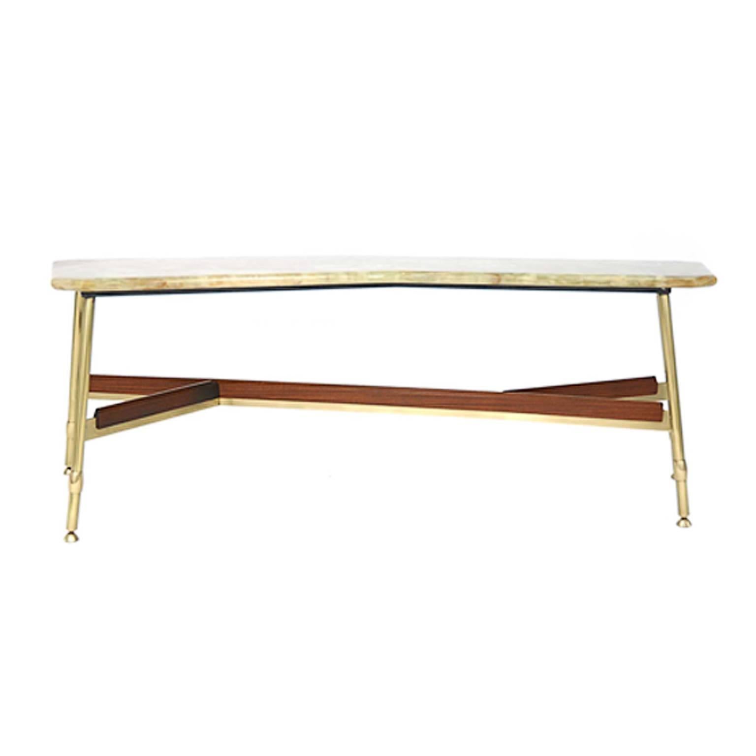 This piece was manufactured in Italy in 1950. The tabletop is made of onyx. The furniture frame is made of brass with mahogany bars.