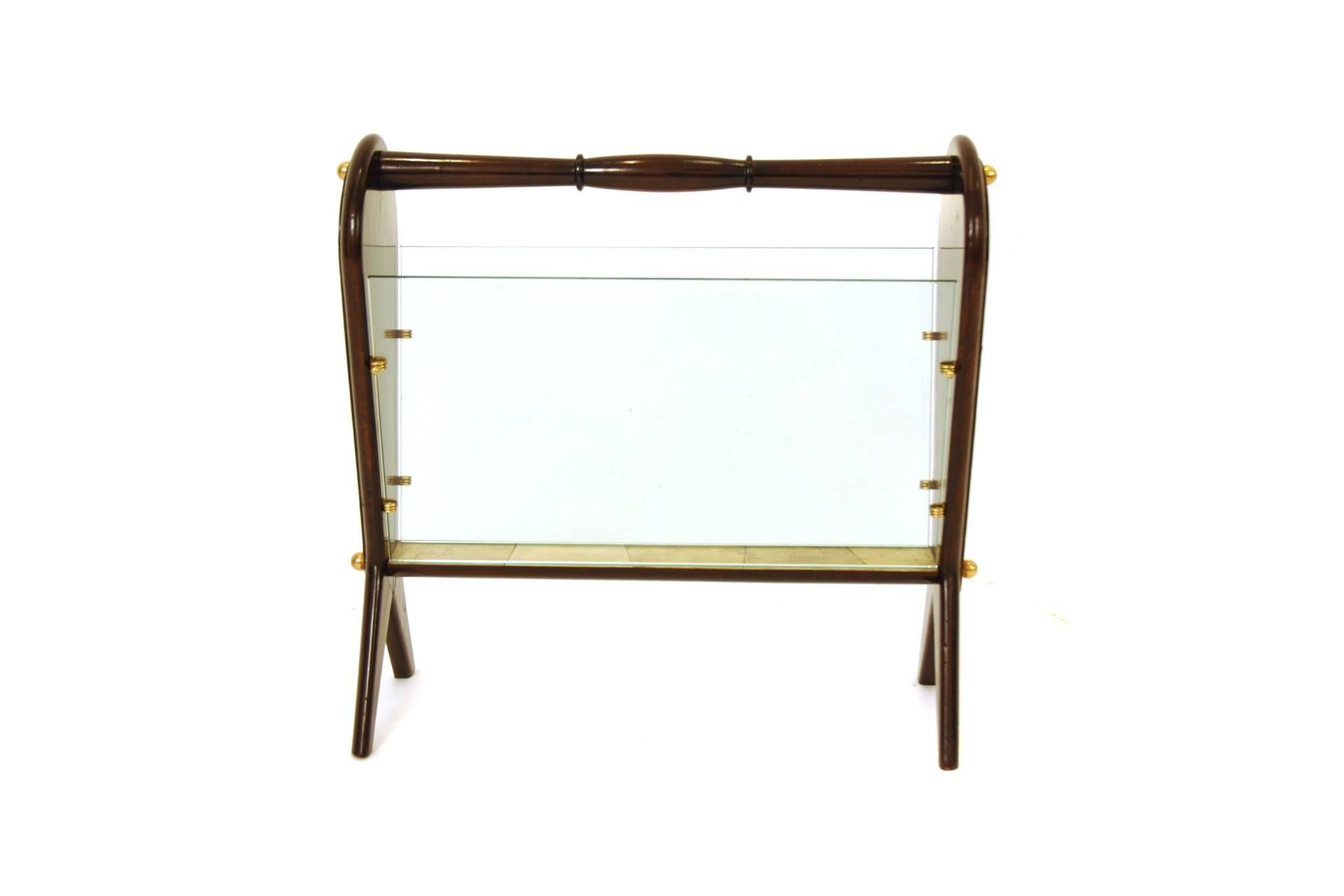 This piece was made in Italy between 1940 and 1950. The frame is made of walnut. The sides and the bottom is covered with goatskin and the walls are made of glass. The construction is fixed with brass screws.