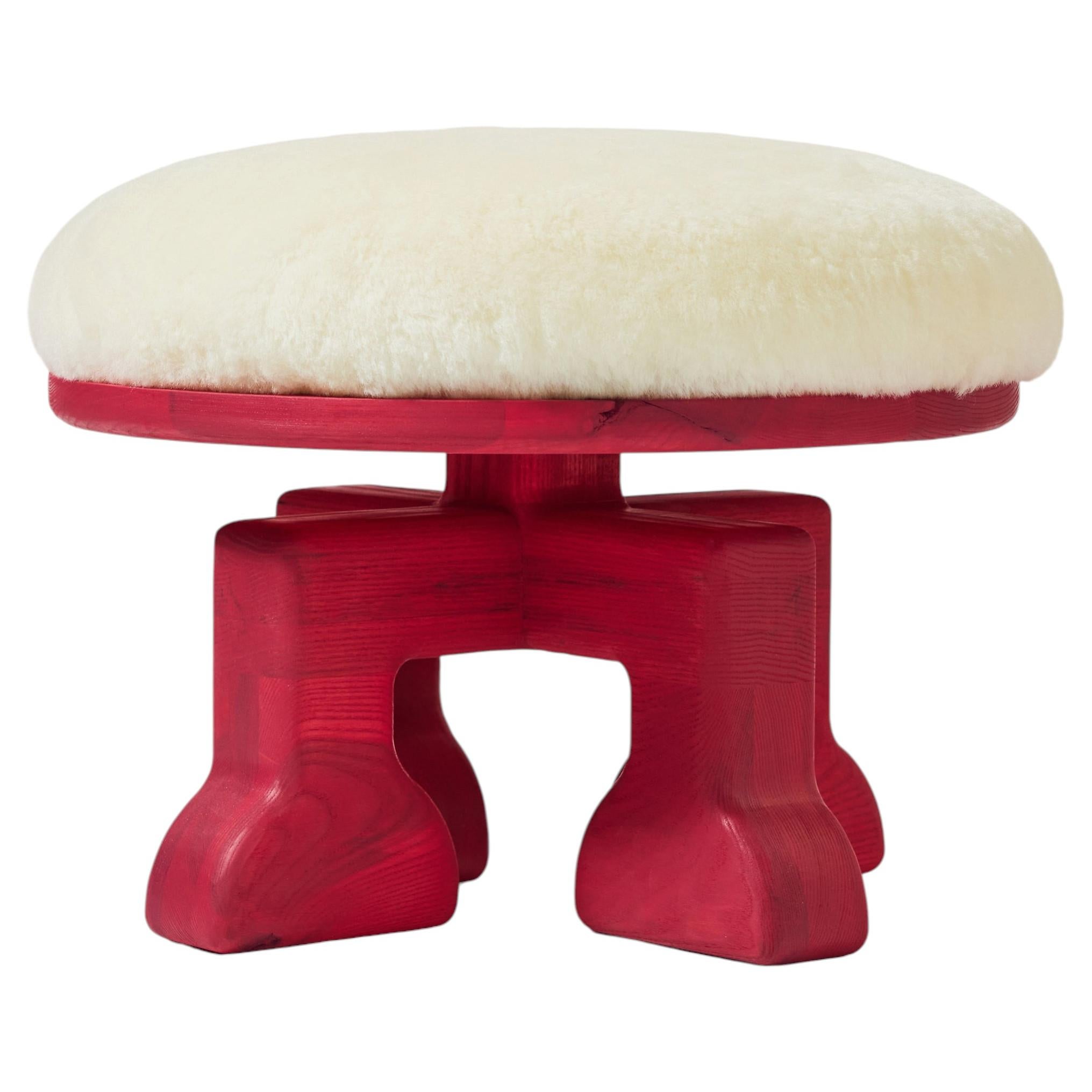 Handgefertigter Hocker aus Eschenholz (Himbeerrosa) mit Sitzfläche aus Lammfell (Weiß)