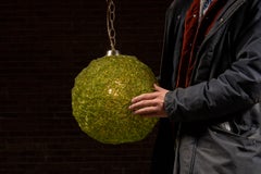 Lampada a sospensione MCM in acrilico a forma di globo con fili sottili