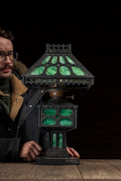 Lampada da tavolo in vetro "Green Slag" e ghisa, in stile Arts and Crafts