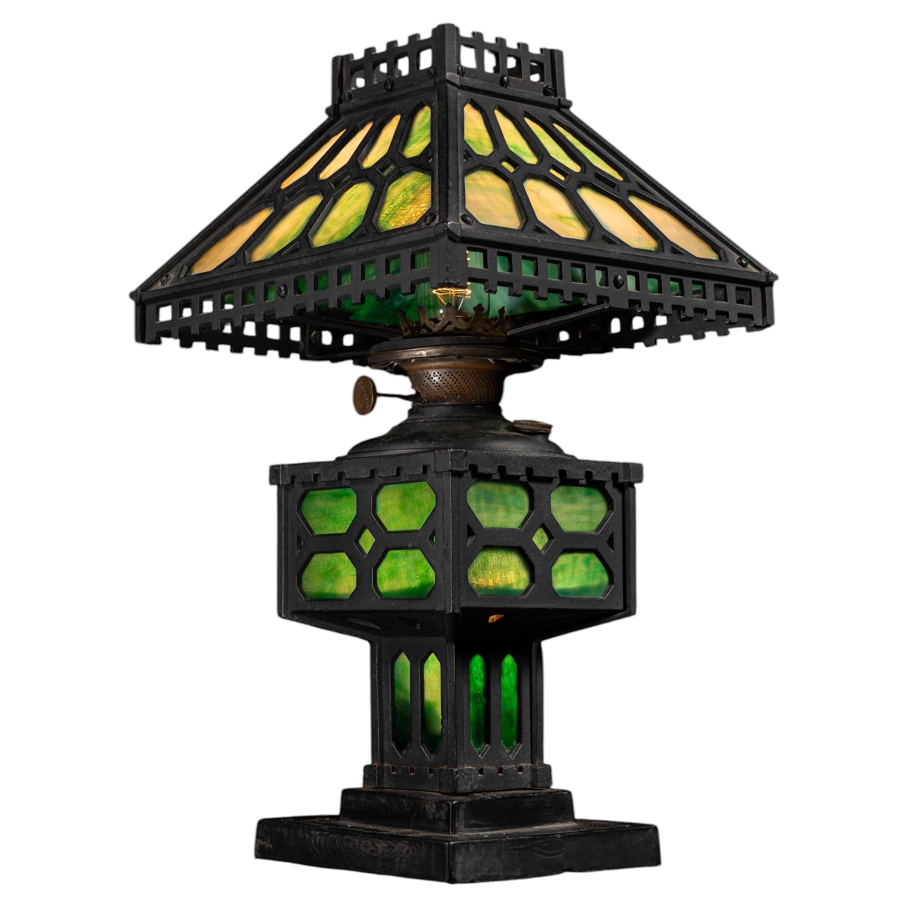 Tischlampe im Arts-and-Crafts-Stil aus grünem Schlackenglas und Gusseisen