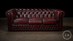 Divano Chesterfield vintage in pelle trapuntata, colore rosso scuro